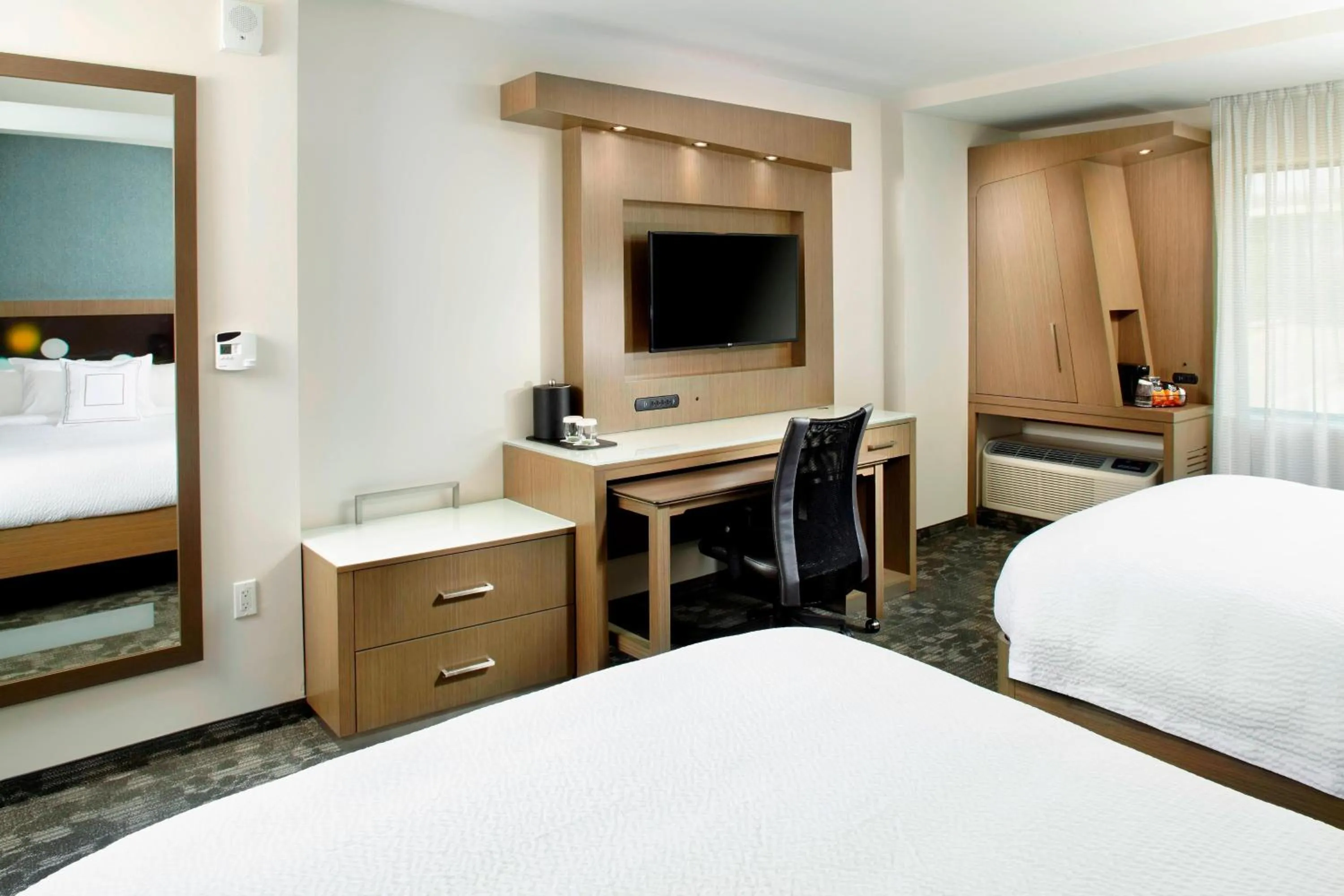 Photo of the whole room, Bed in Courtyard by Marriott Akron Downtown