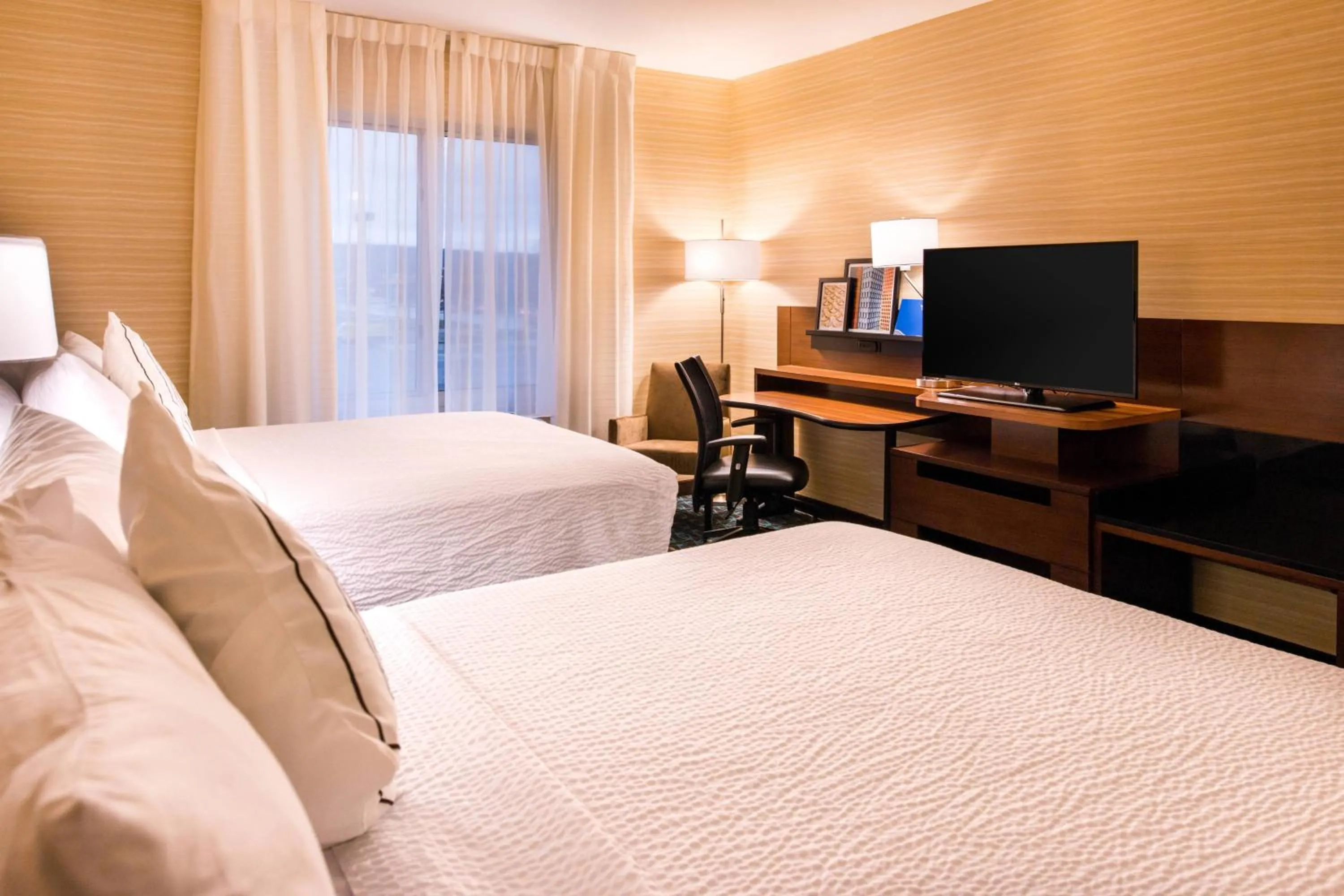 Photo of the whole room, Bed in Fairfield Inn & Suites by Marriott Utica