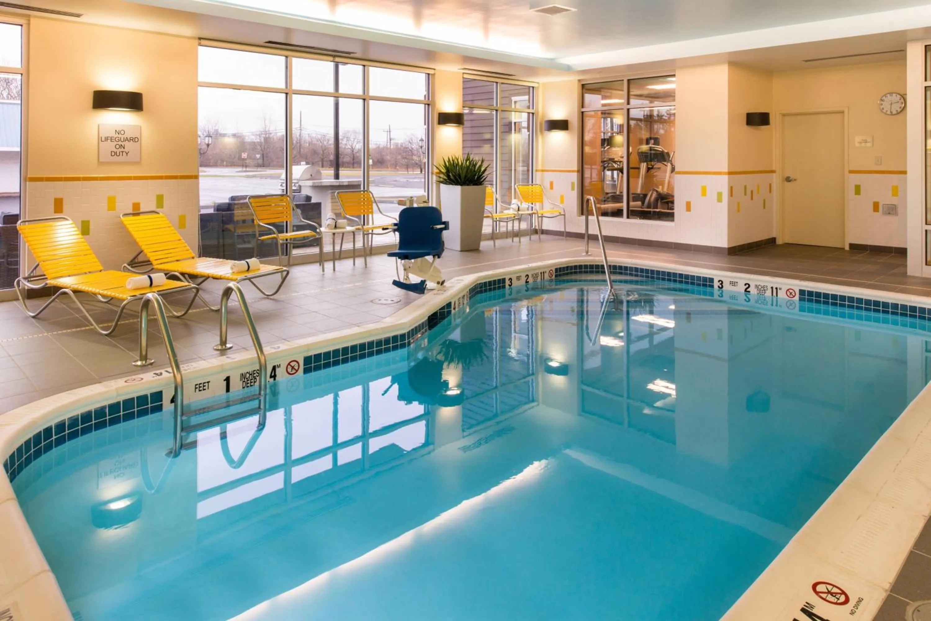 Swimming pool in Fairfield Inn & Suites by Marriott Utica