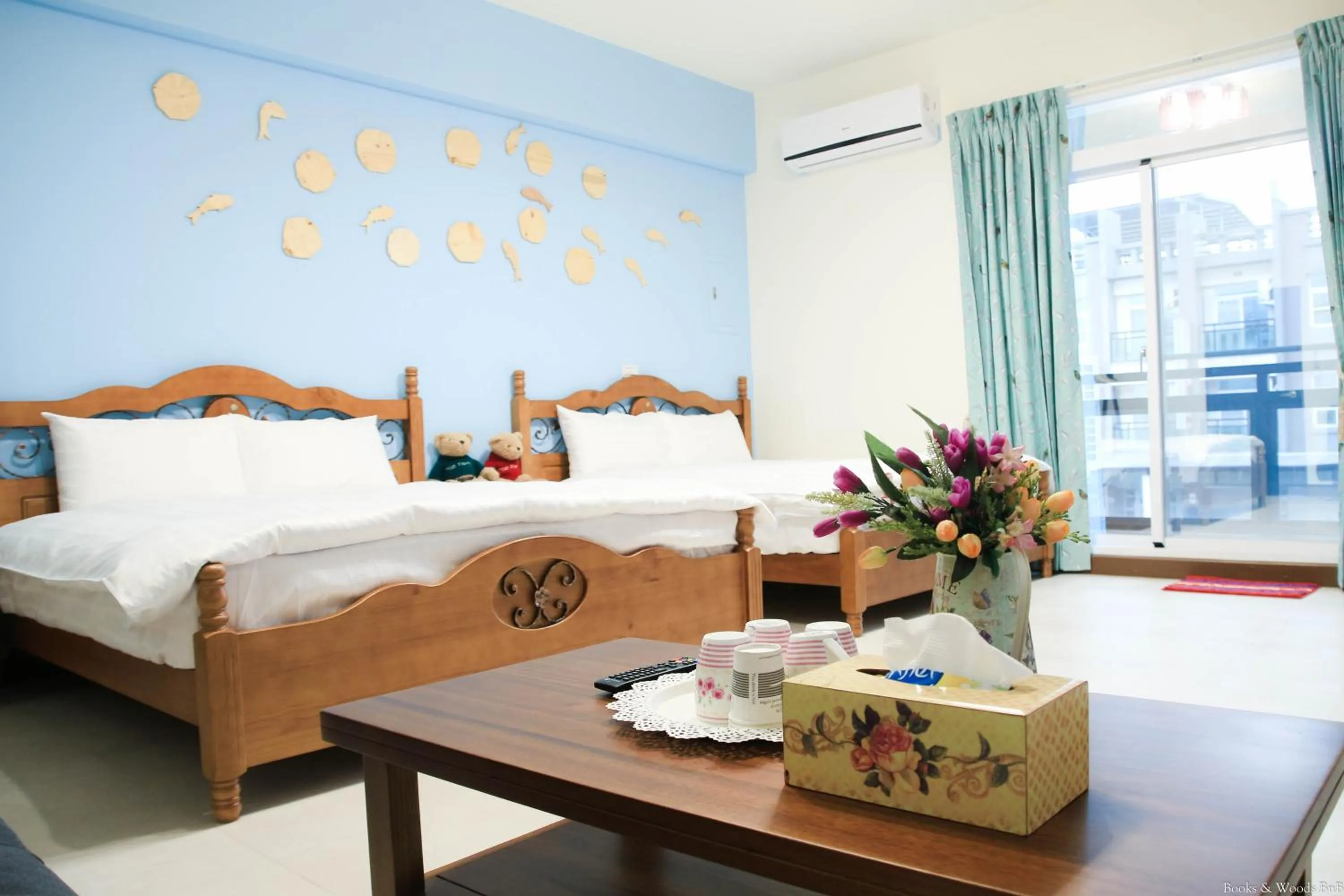 Photo of the whole room, Bed in Books & Woods Bed and Breakfast