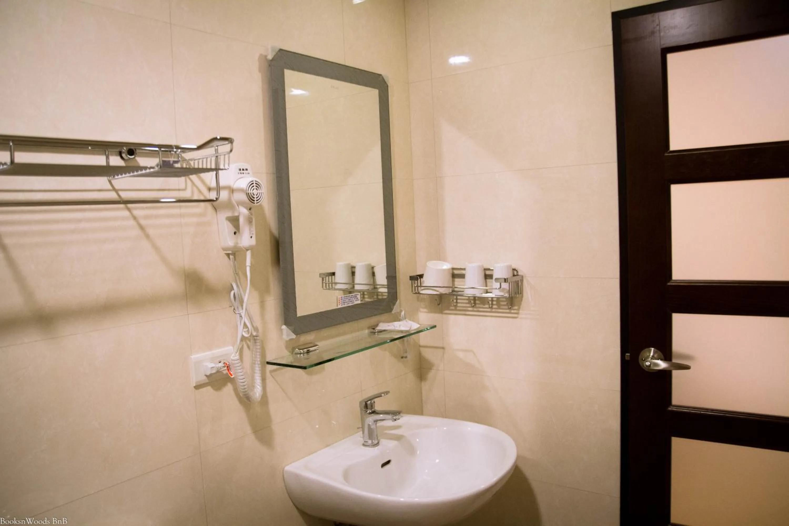 Toilet in Books & Woods Bed and Breakfast