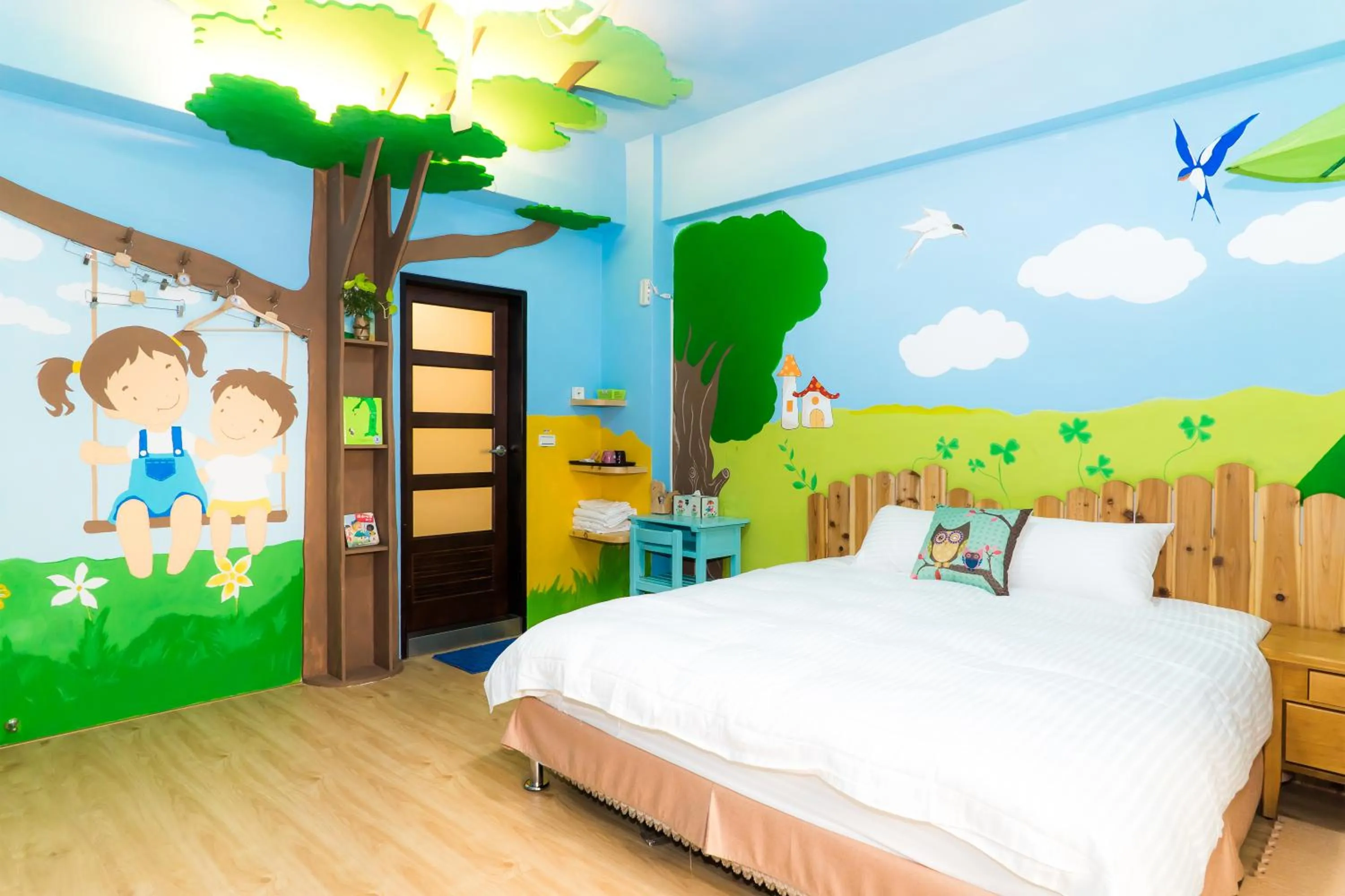 Photo of the whole room, Bed in Books & Woods Bed and Breakfast