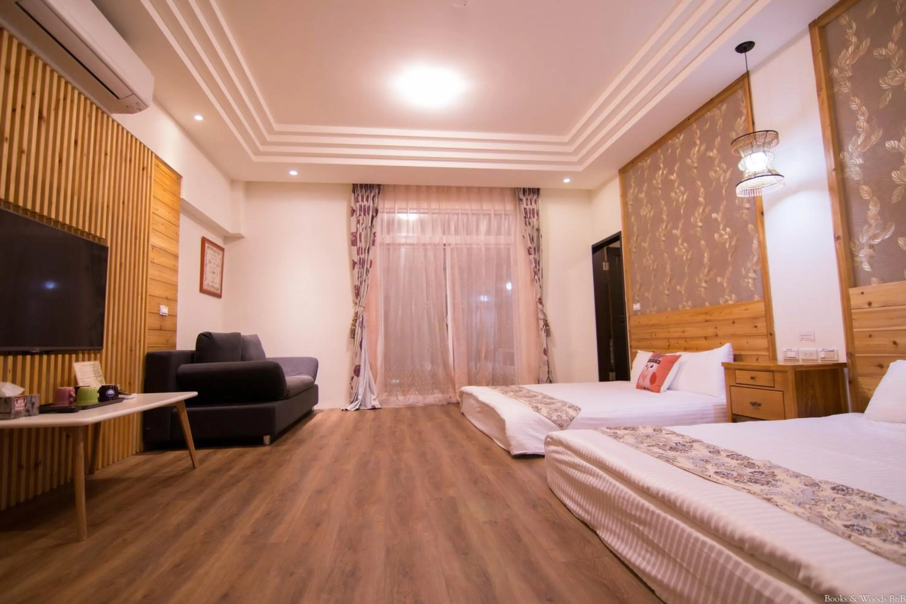 Photo of the whole room, Bed in Books & Woods Bed and Breakfast