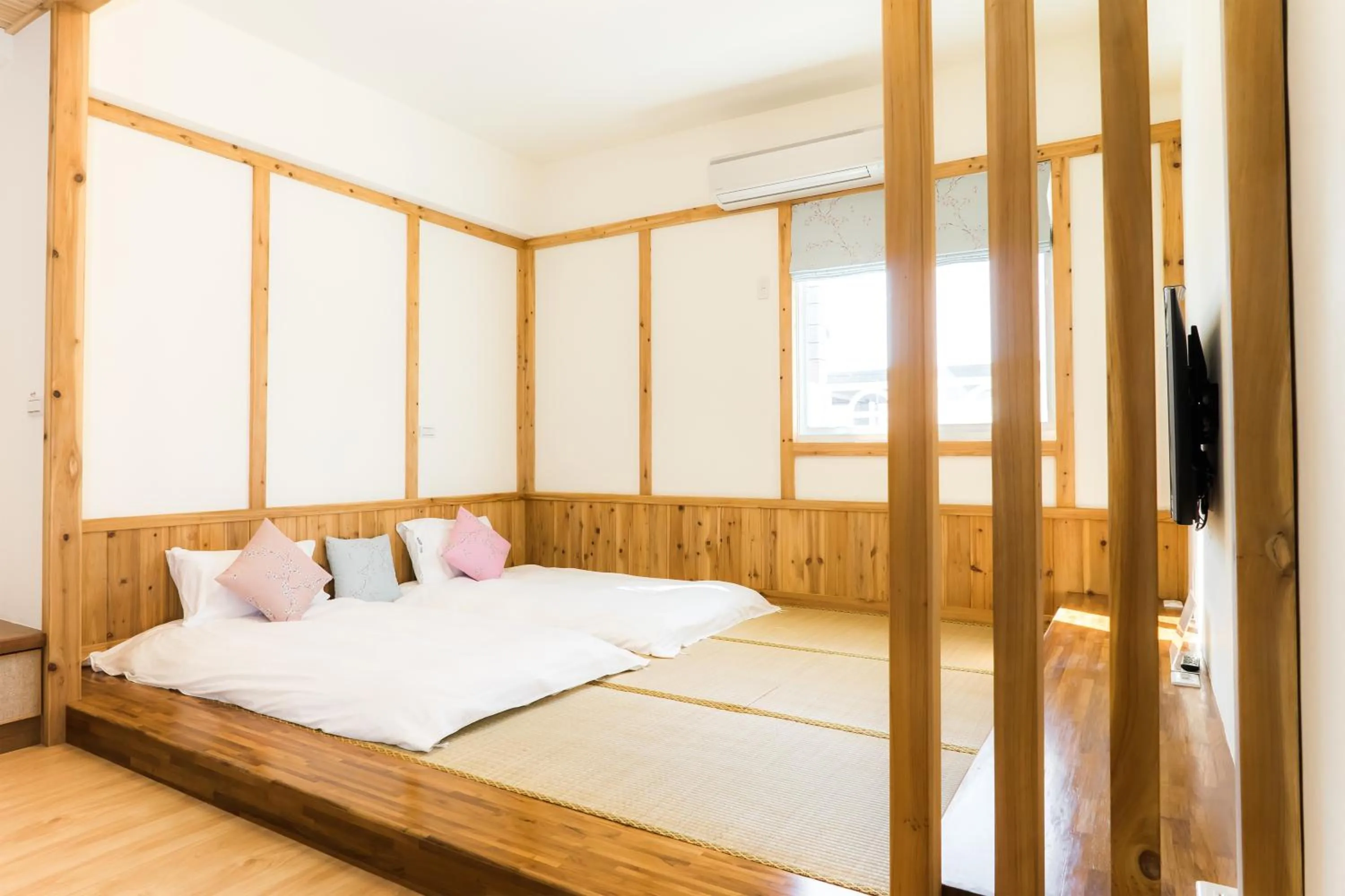 Photo of the whole room, Bed in Books & Woods Bed and Breakfast