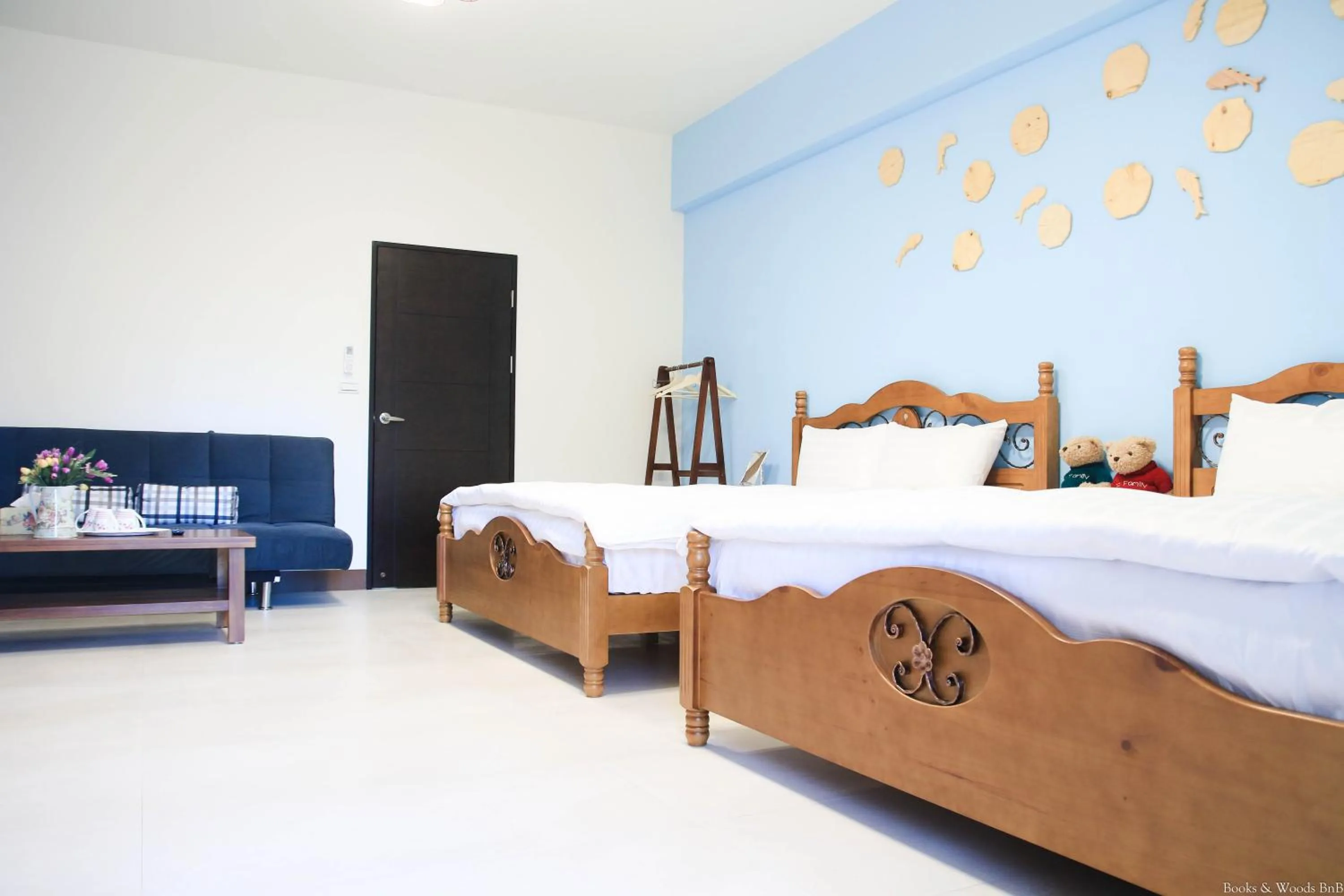 Photo of the whole room, Bed in Books & Woods Bed and Breakfast