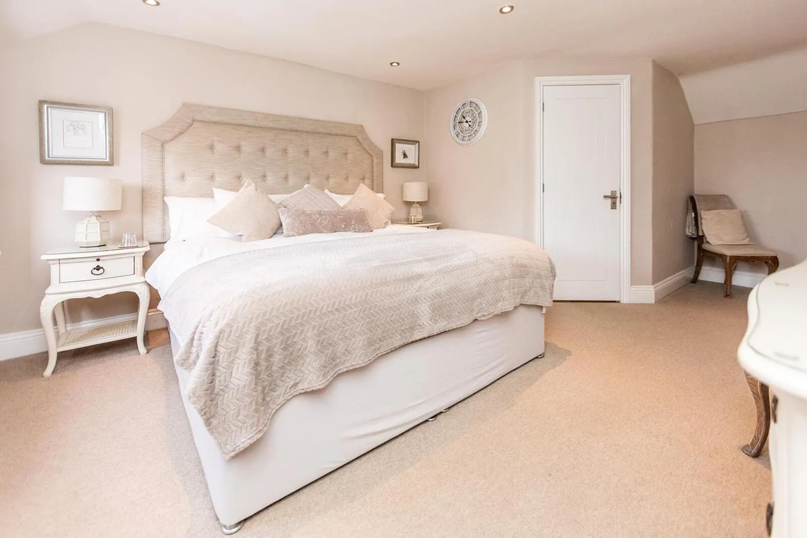 Bedroom, Bed in The Dragon Willington