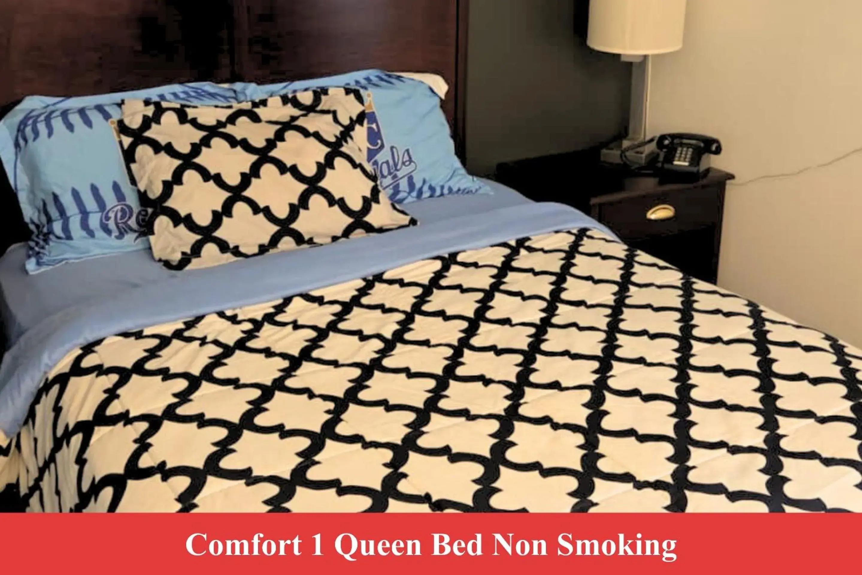 Deluxe Queen Room in Blue Way Inn by Jasper Hutchinson Deluxe Queen Room in Blue Way Inn by Jasper Hutchinson