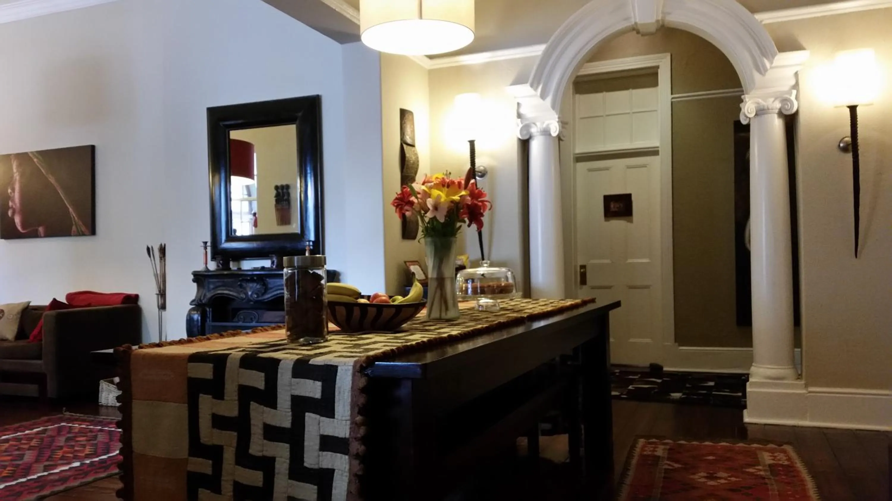 Communal lounge/ TV room in Jardin d'ébène Boutique Guesthouse