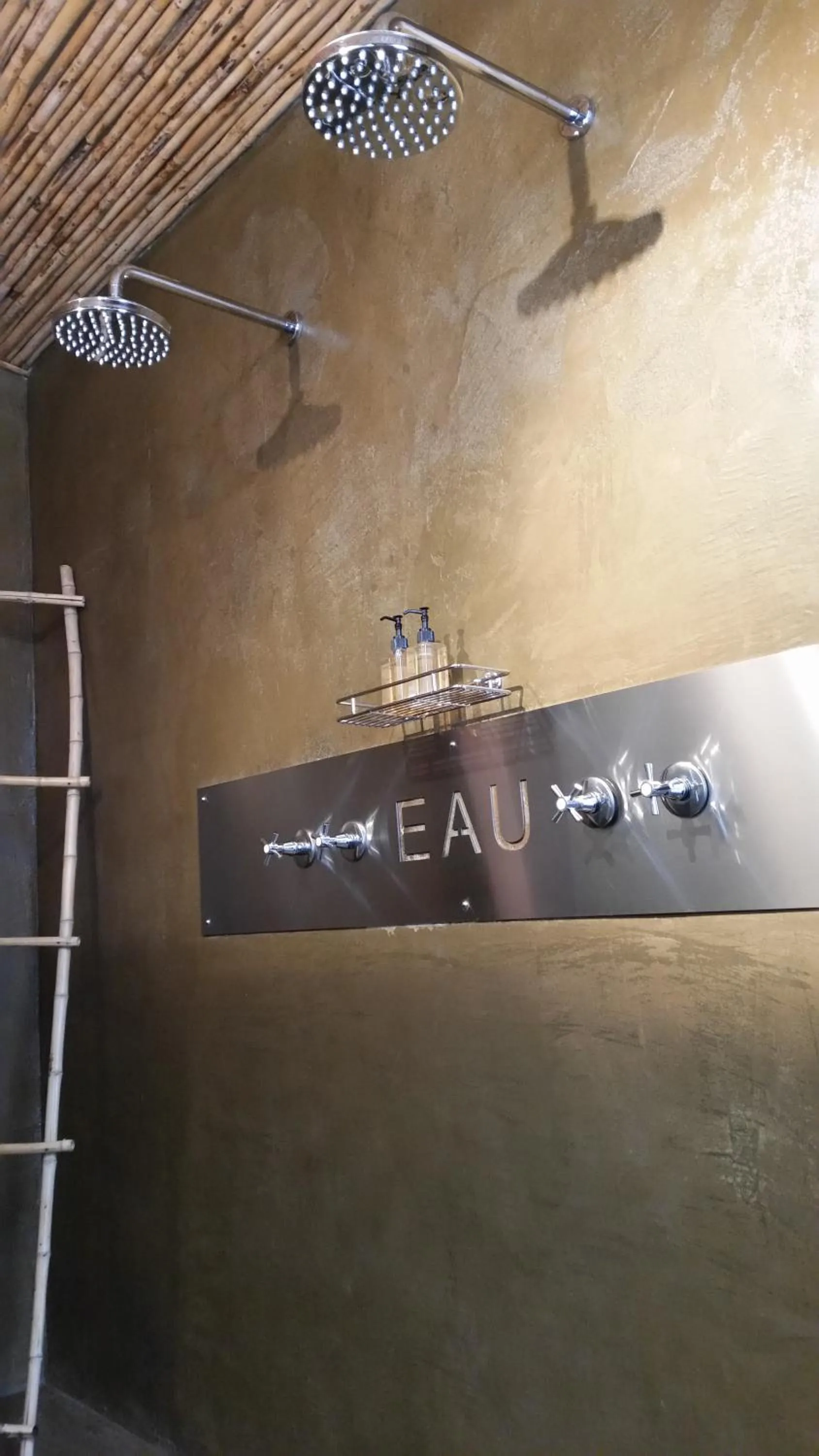 Shower in Jardin d'ébène Boutique Guesthouse