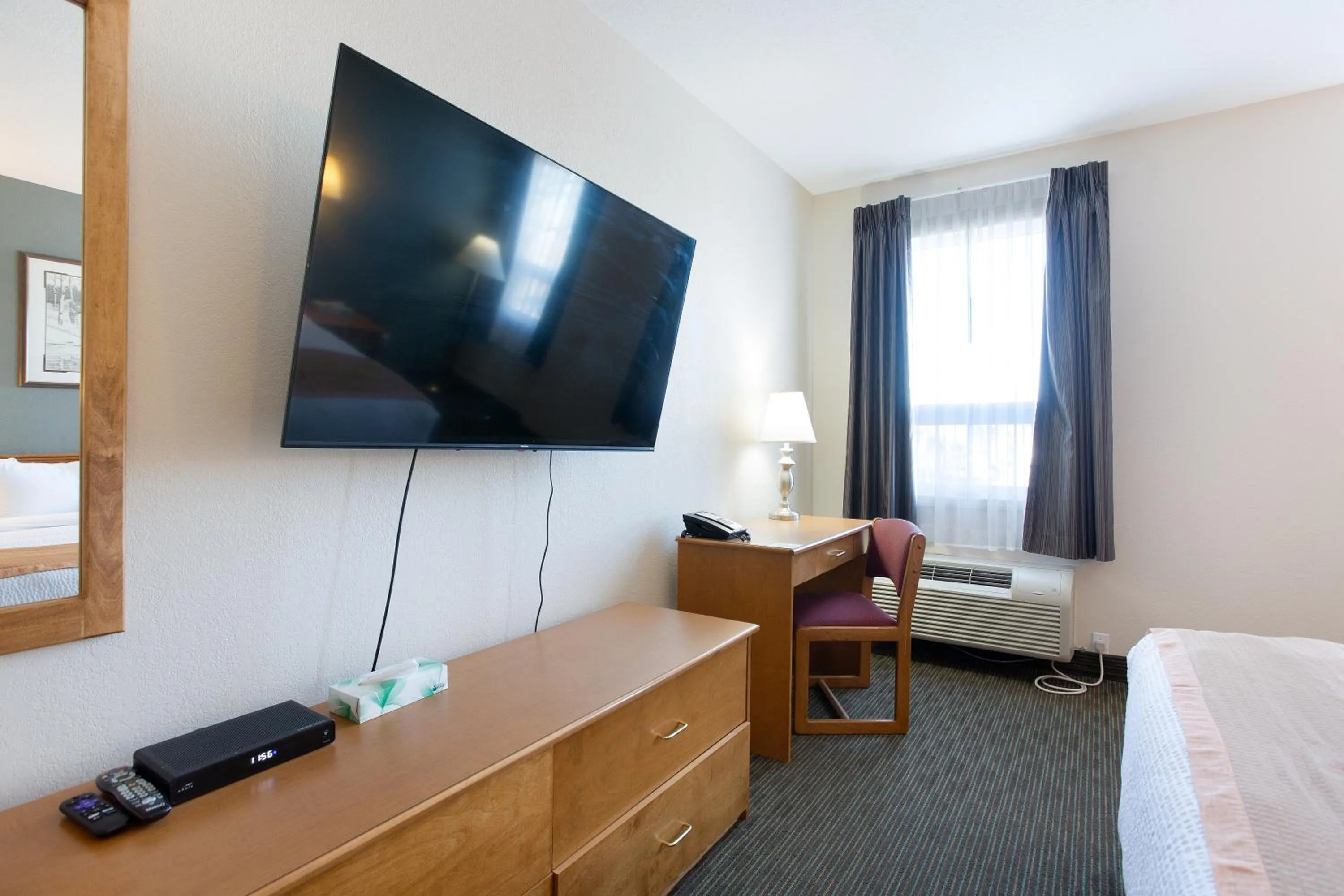 Bed in Lakeview Inns & Suites - Okotoks