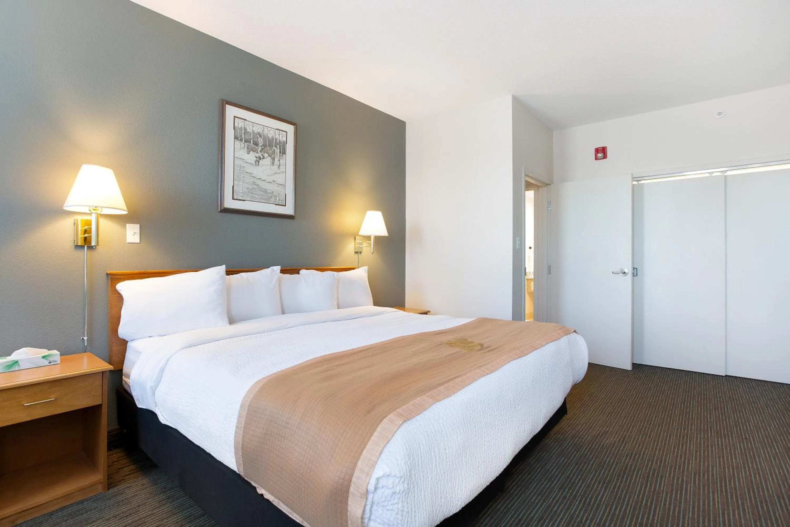 Bed in Lakeview Inns & Suites - Okotoks
