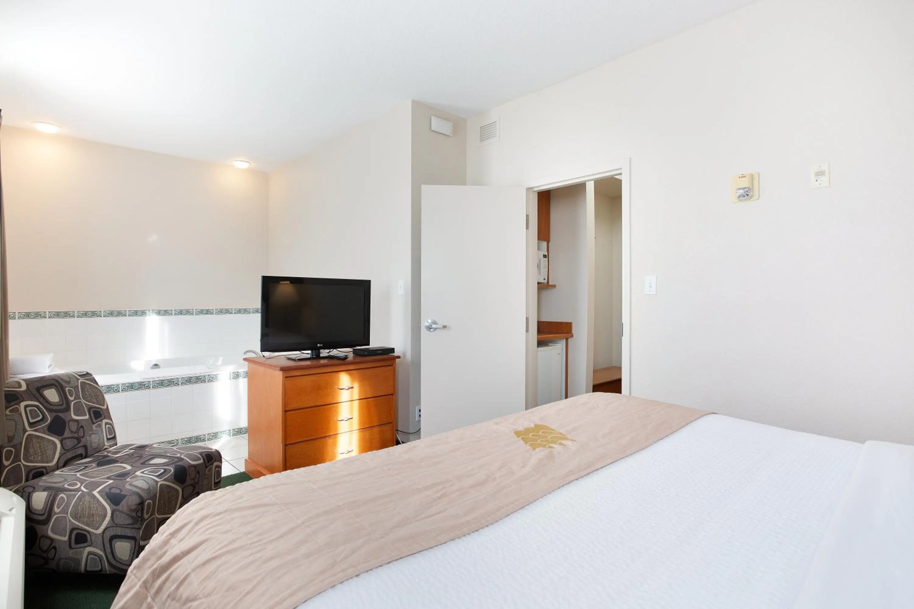 Bed in Lakeview Inns & Suites - Okotoks