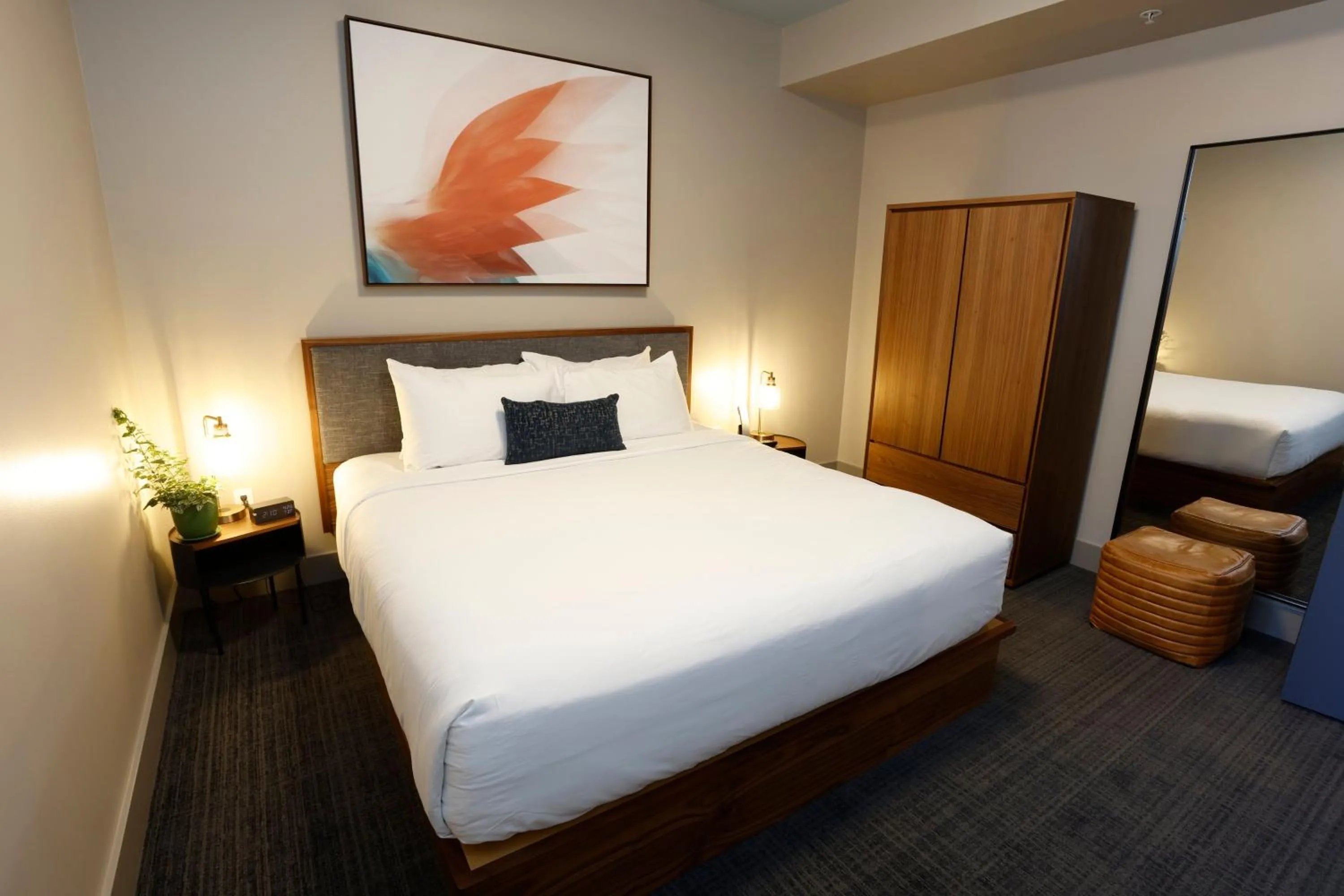 Photo of the whole room, Bed in Kimpton Schofield Hotel by IHG