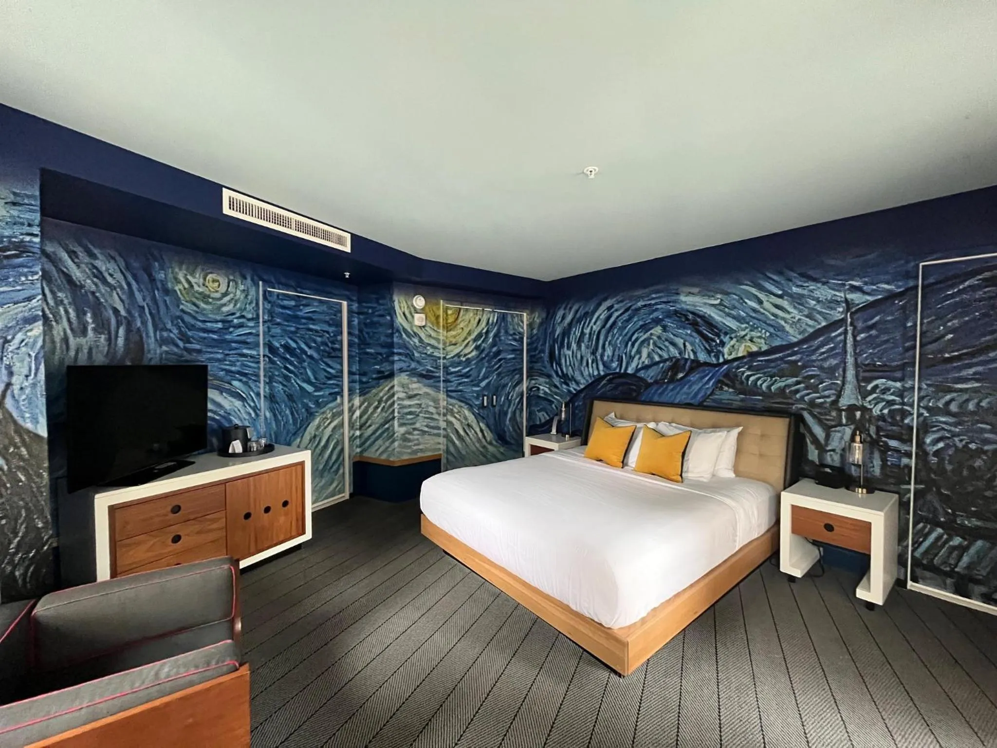 Photo of the whole room, Bed in Kimpton Schofield Hotel by IHG