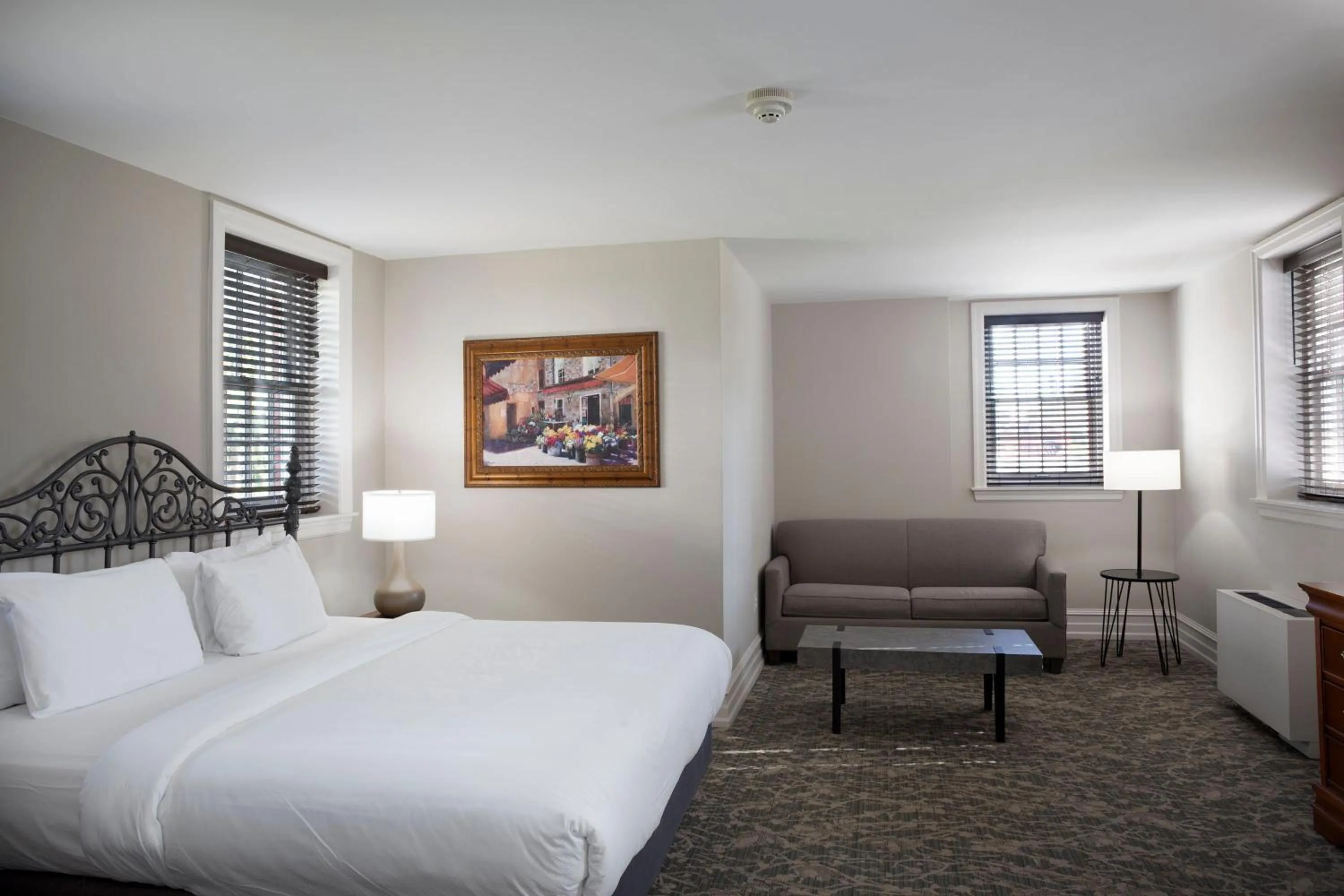 Bed in Normandy Farm Hotel & Conference Center