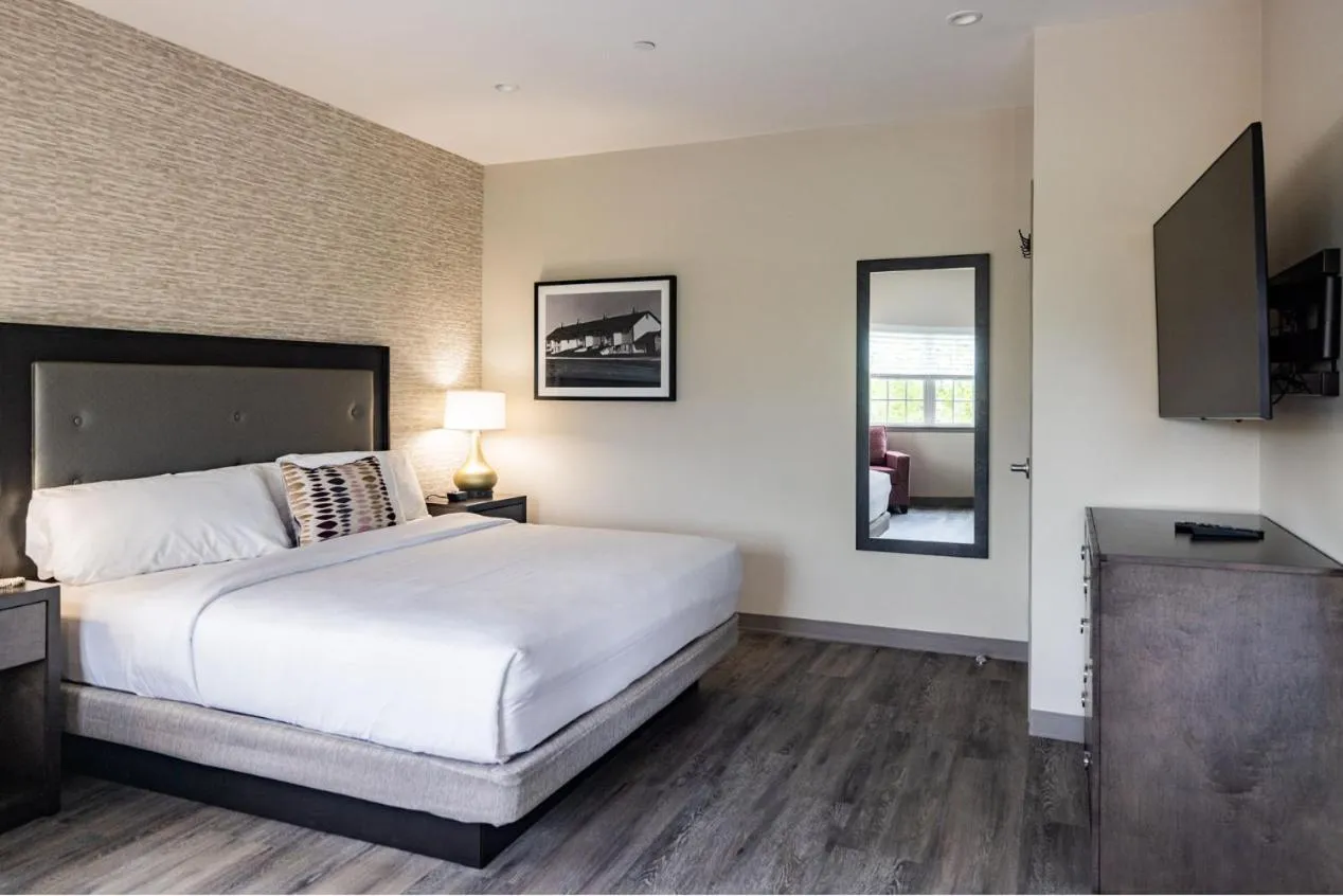 Bed in Normandy Farm Hotel & Conference Center