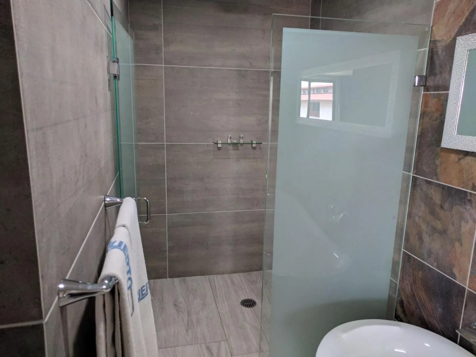 Shower in Hotel Aeropuerto