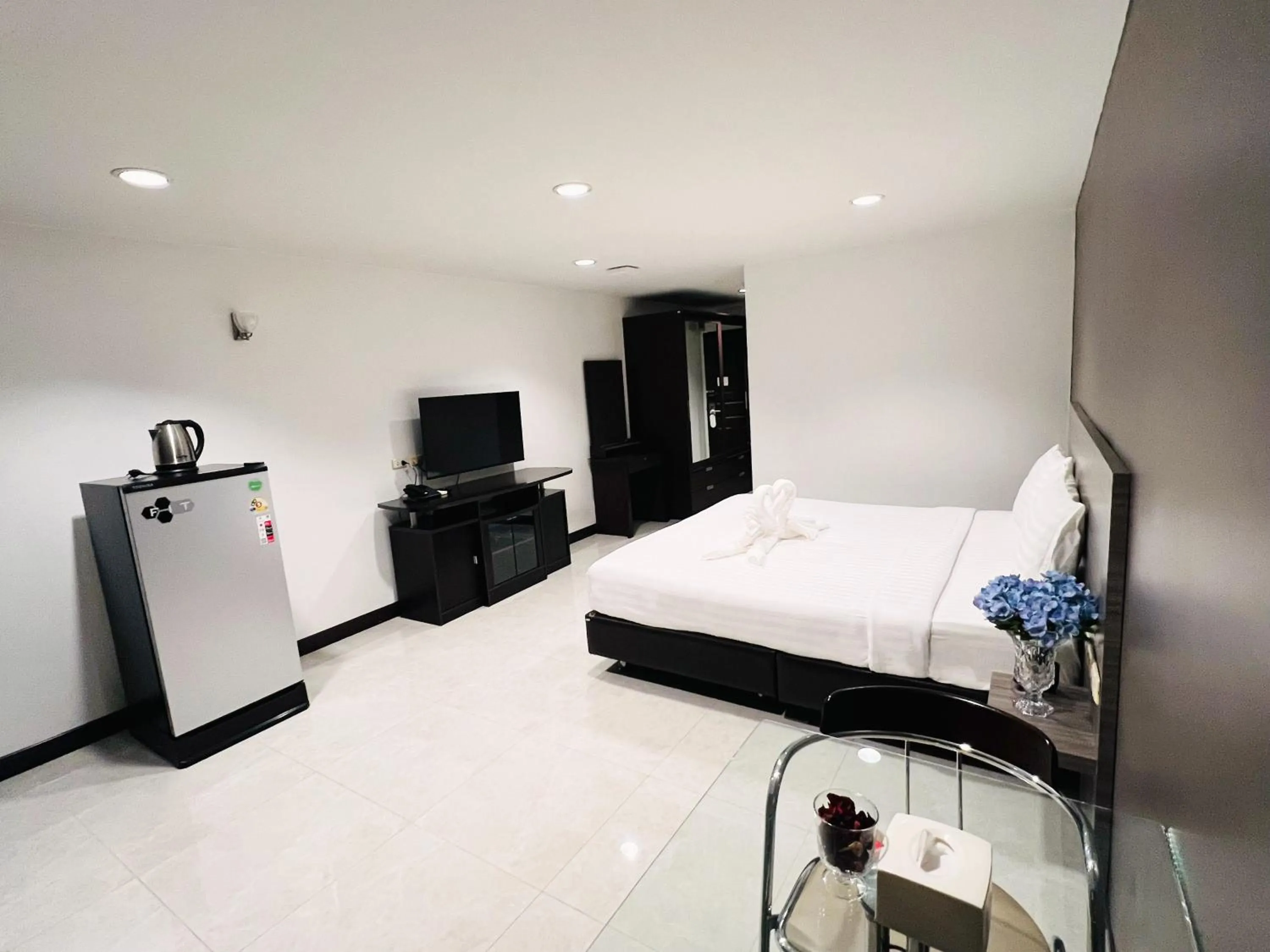 Photo of the whole room, Bed in 14 Place