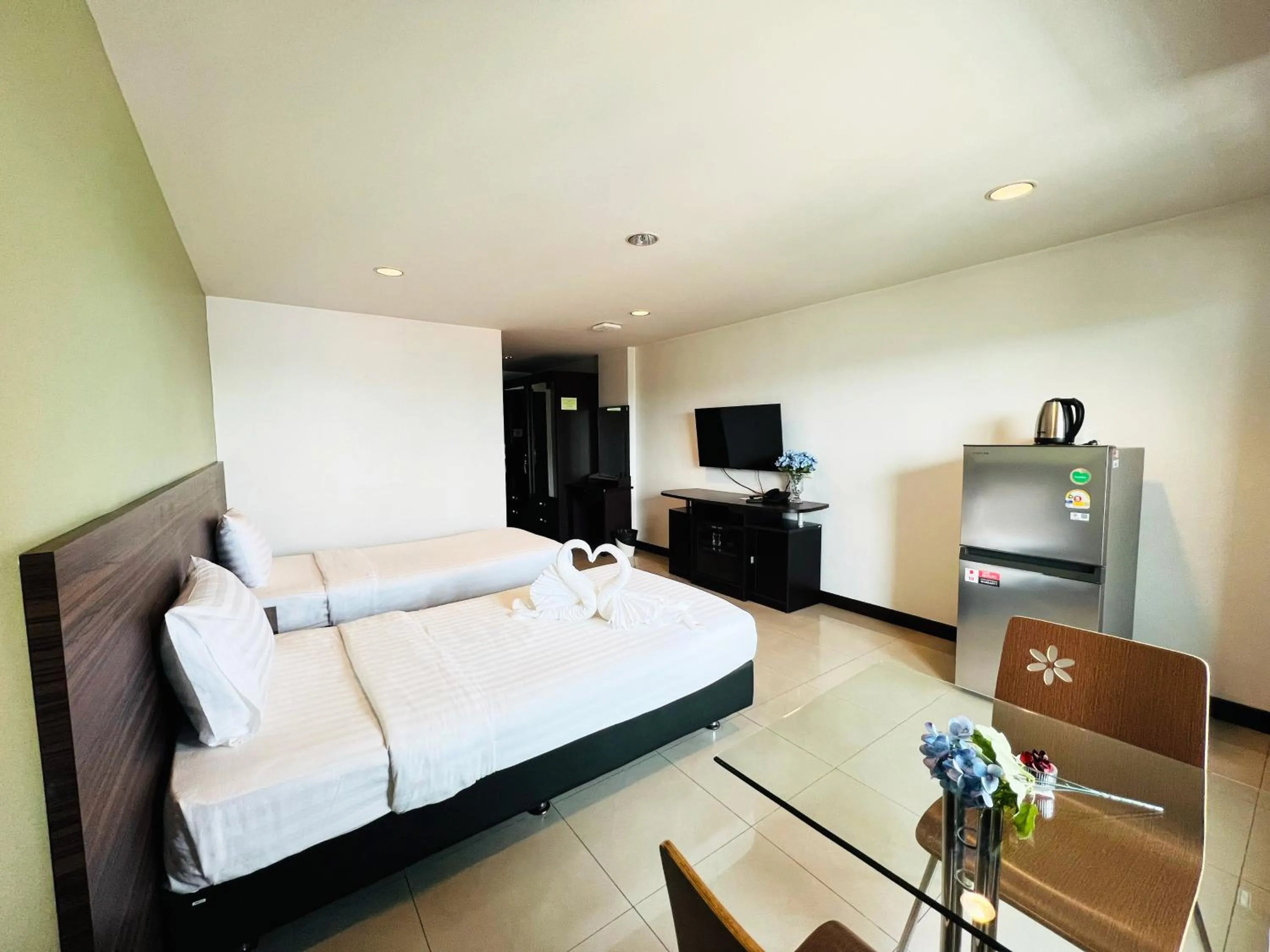 Photo of the whole room, Bed in 14 Place