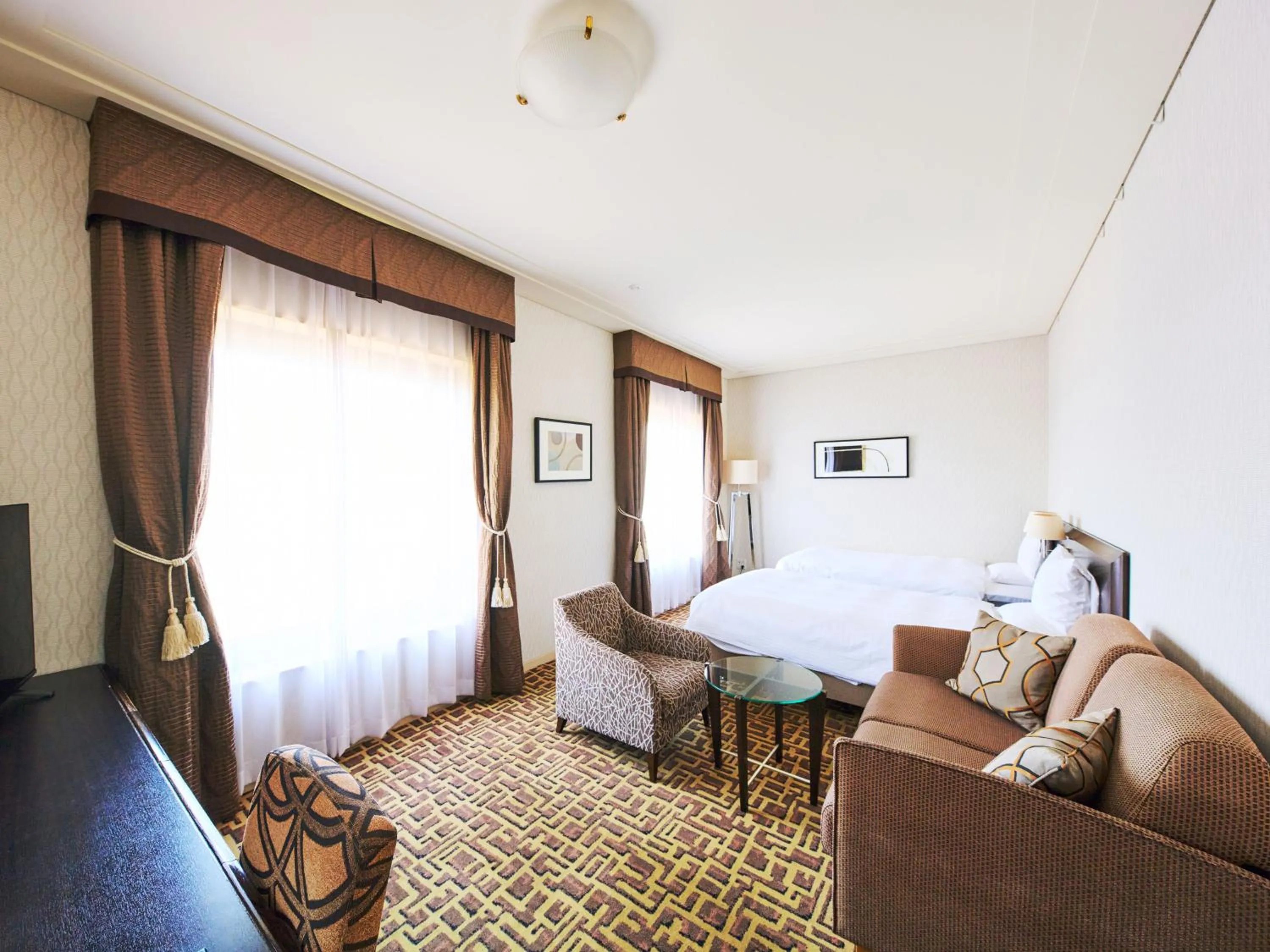 Photo of the whole room, Bed in Okura Chiba Hotel