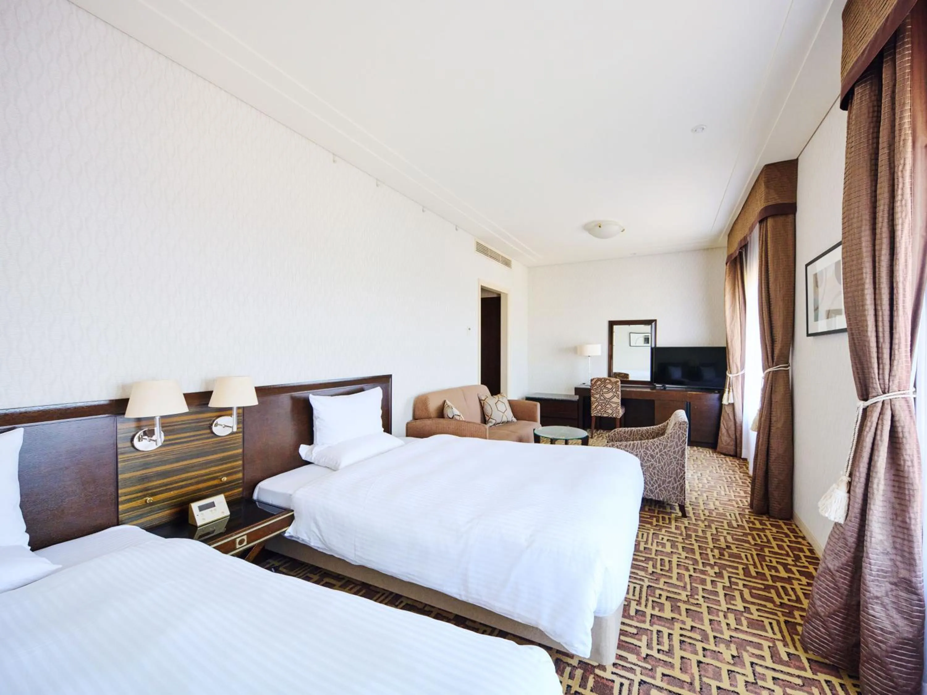 Photo of the whole room, Bed in Okura Chiba Hotel