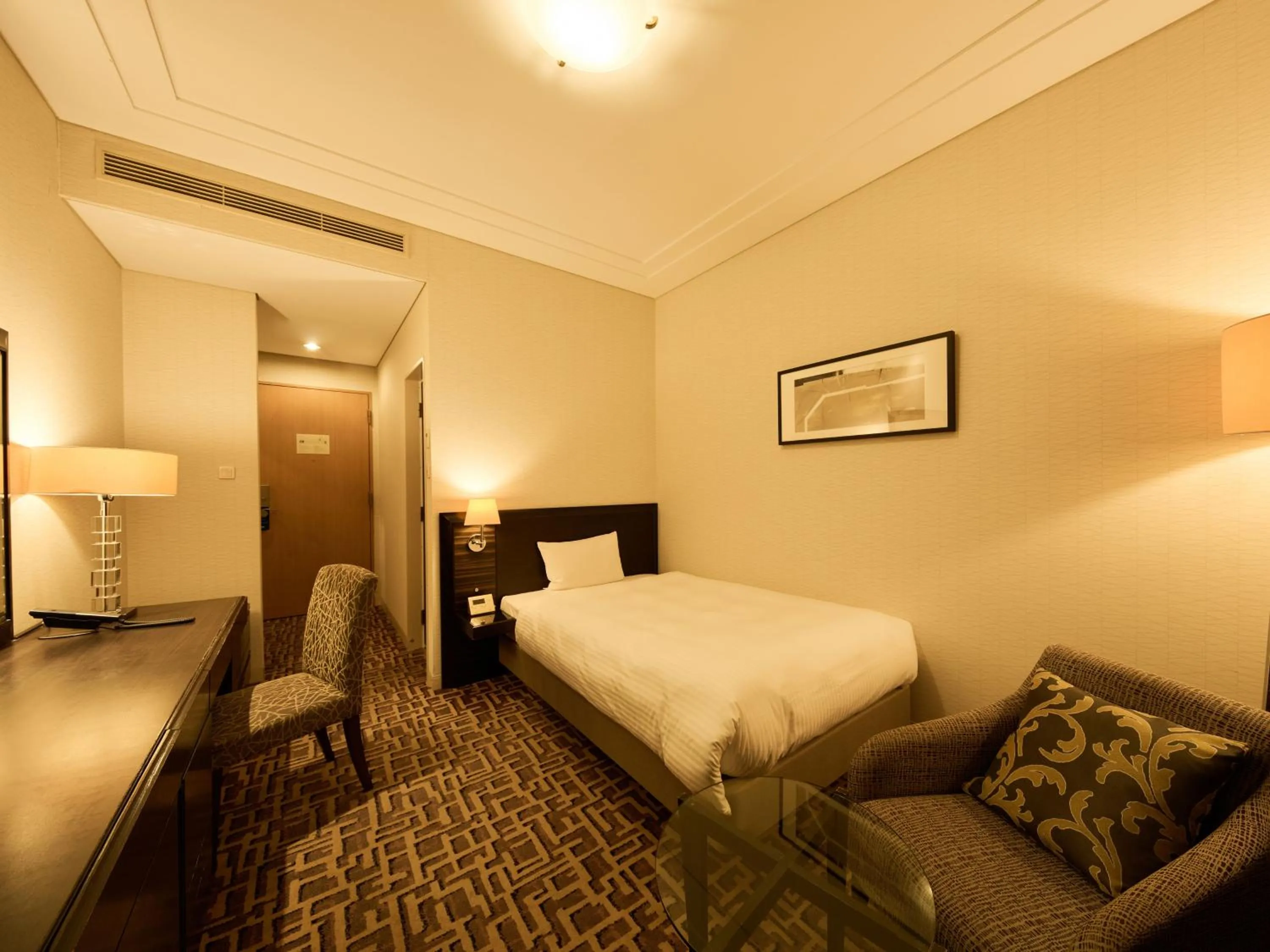 Photo of the whole room, Bed in Okura Chiba Hotel