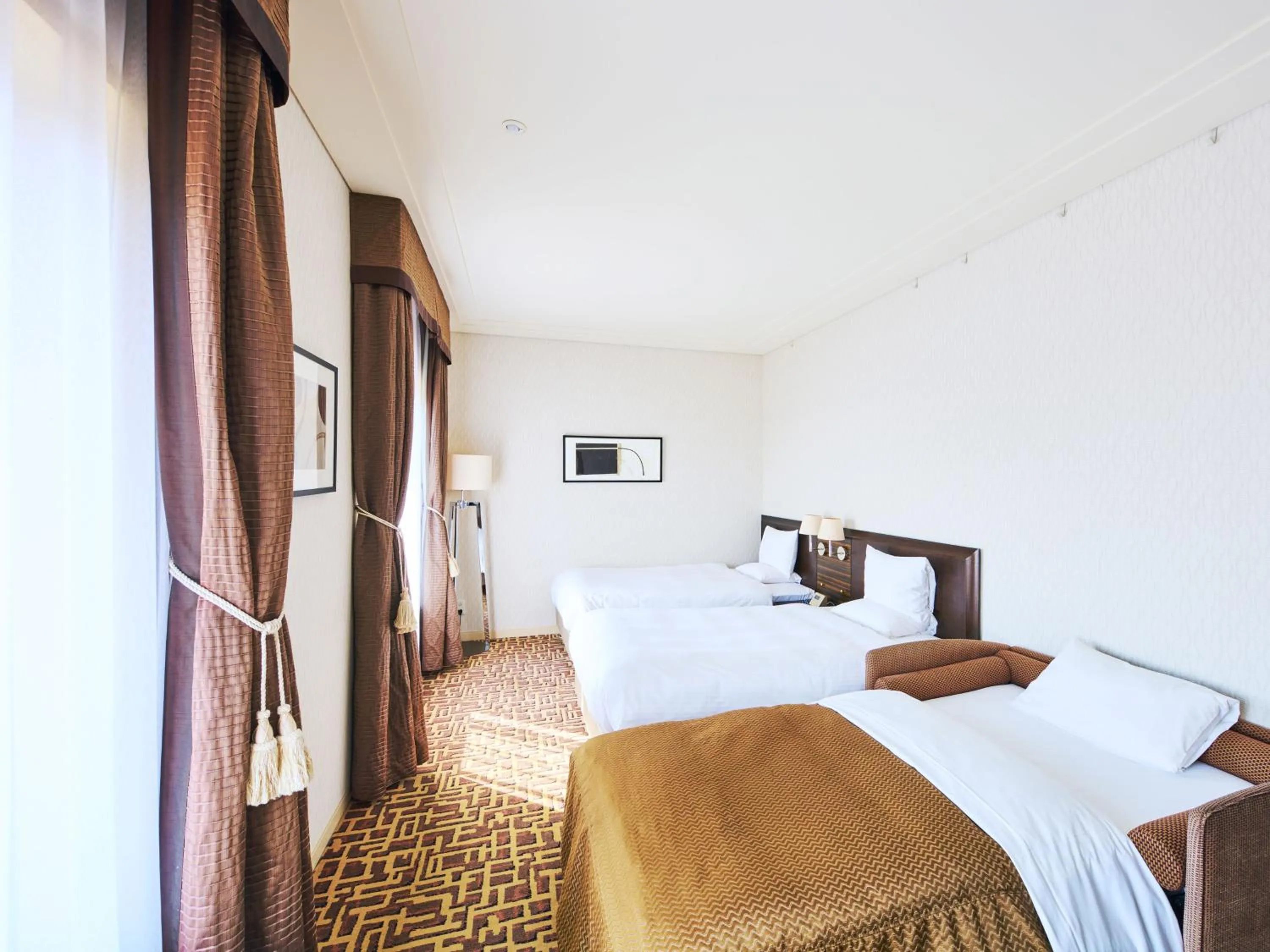 Photo of the whole room, Bed in Okura Chiba Hotel