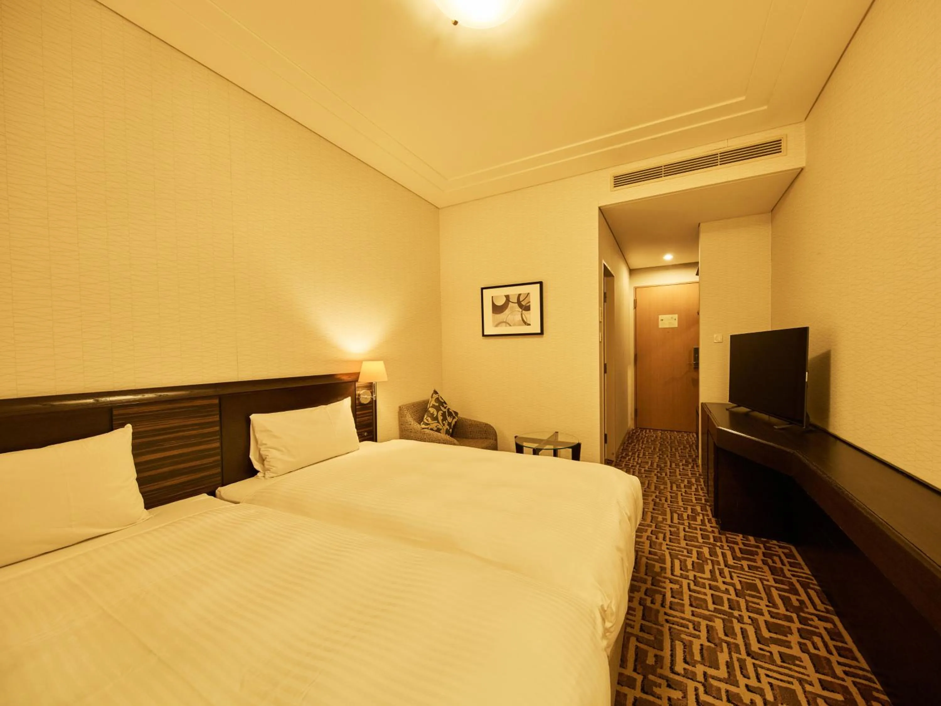 Photo of the whole room, Bed in Okura Chiba Hotel