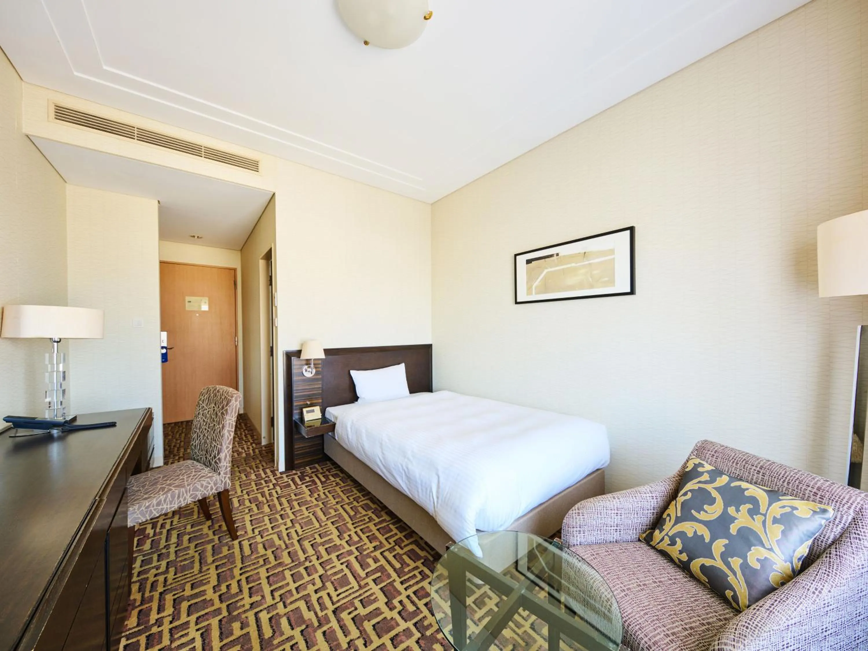 Photo of the whole room, Bed in Okura Chiba Hotel