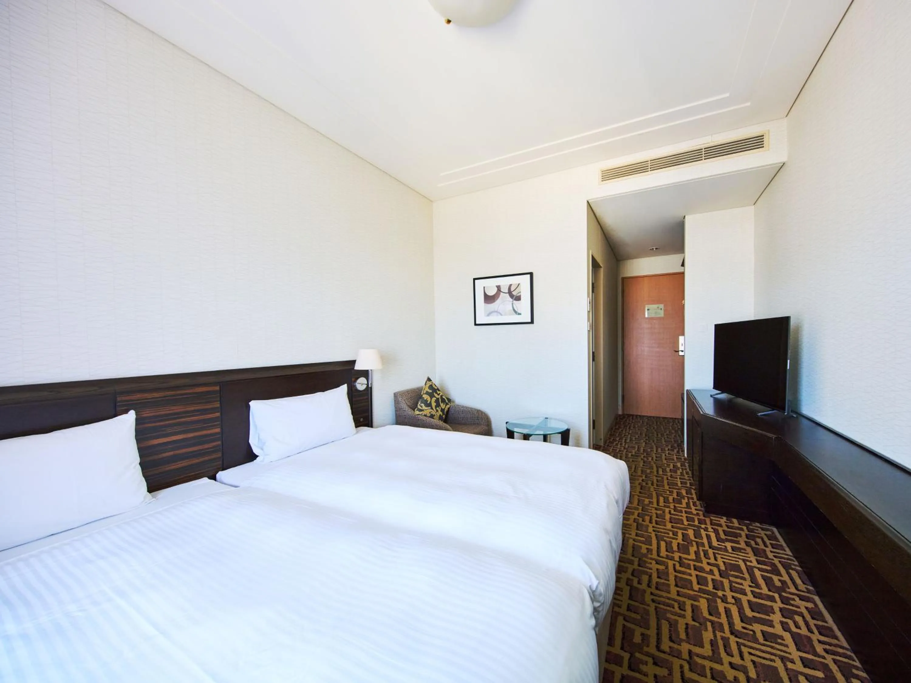 Photo of the whole room, Bed in Okura Chiba Hotel