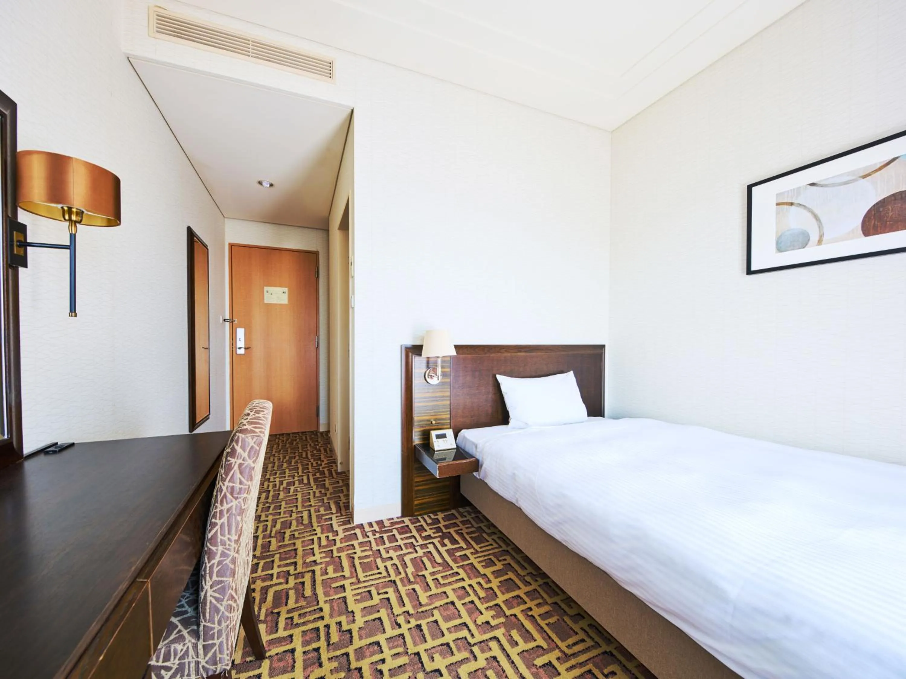 Photo of the whole room, Bed in Okura Chiba Hotel