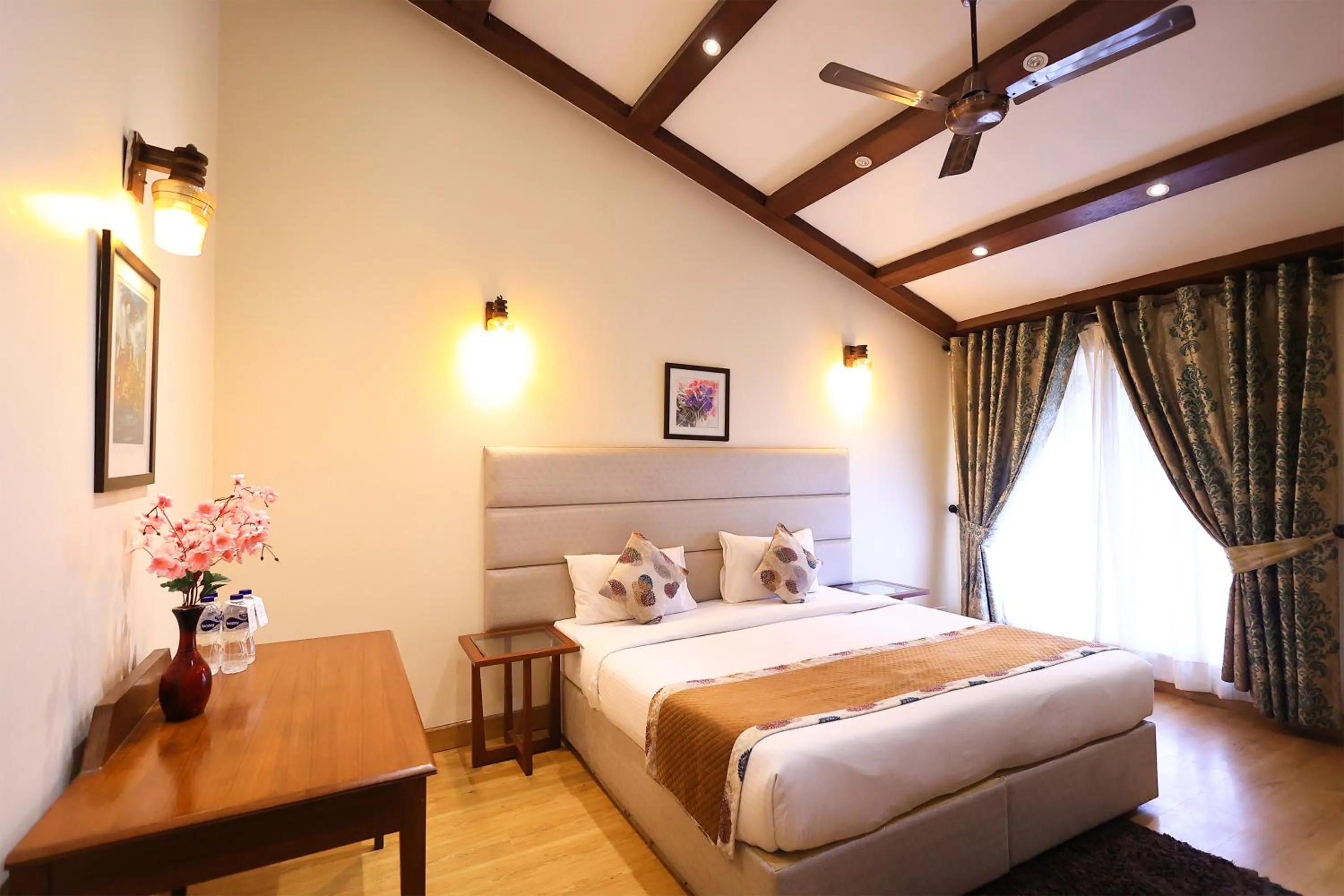 Photo of the whole room, Bed in Foxoso Misty Oaks - Hotel & Resort