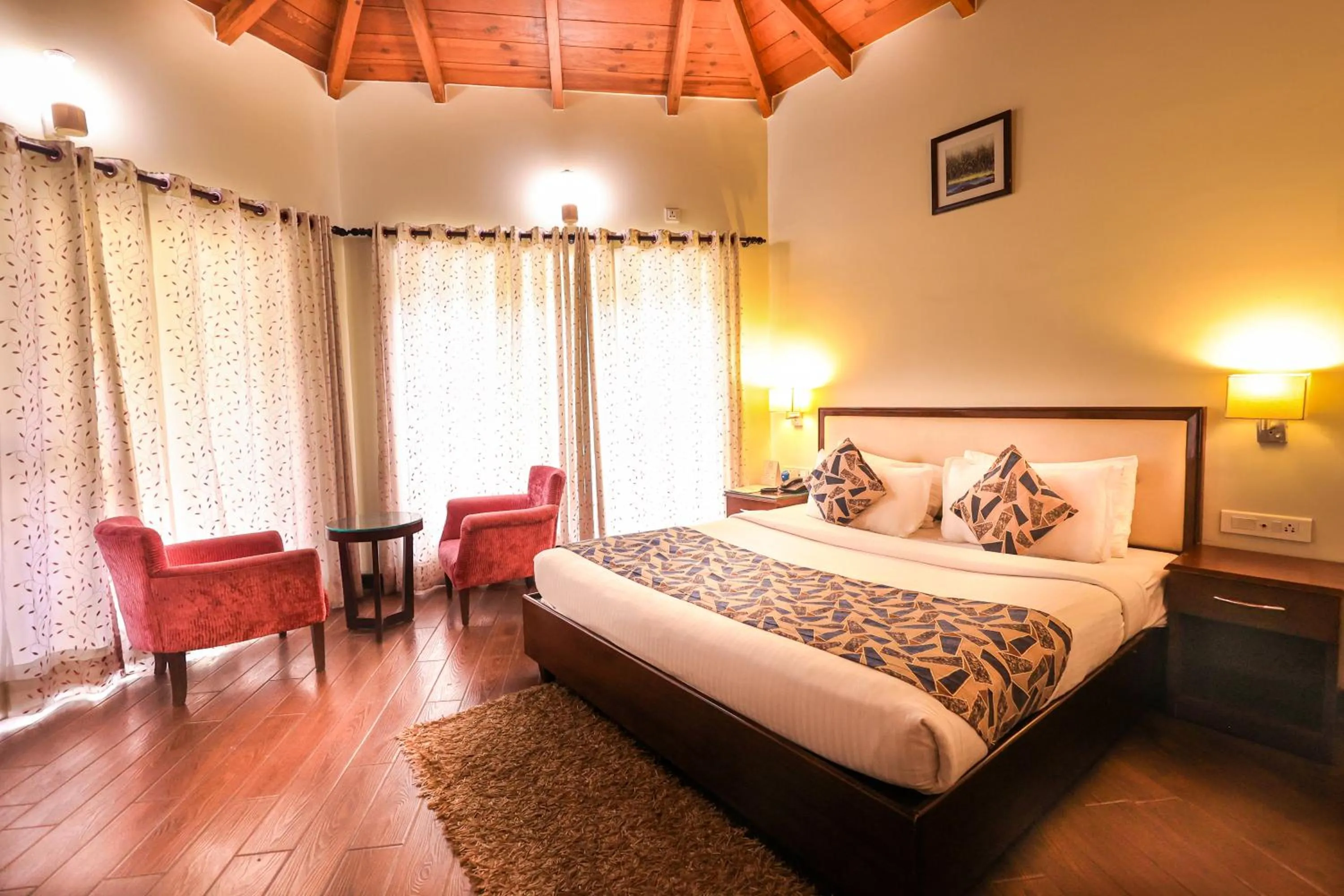 Living room, Bed in Foxoso Misty Oaks - Hotel & Resort