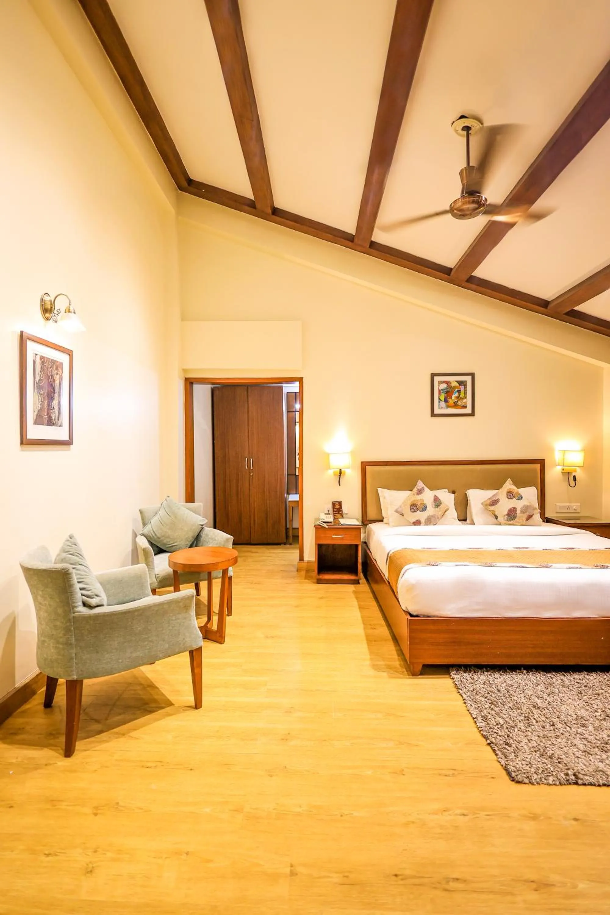 Photo of the whole room, Bed in Foxoso Misty Oaks - Hotel & Resort