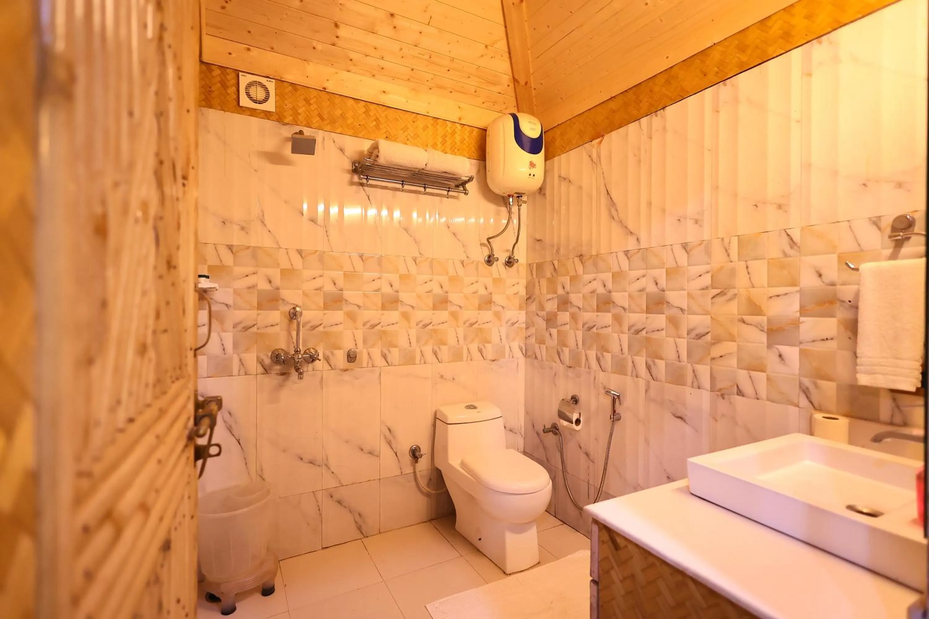 Toilet in Foxoso Misty Oaks - Hotel & Resort