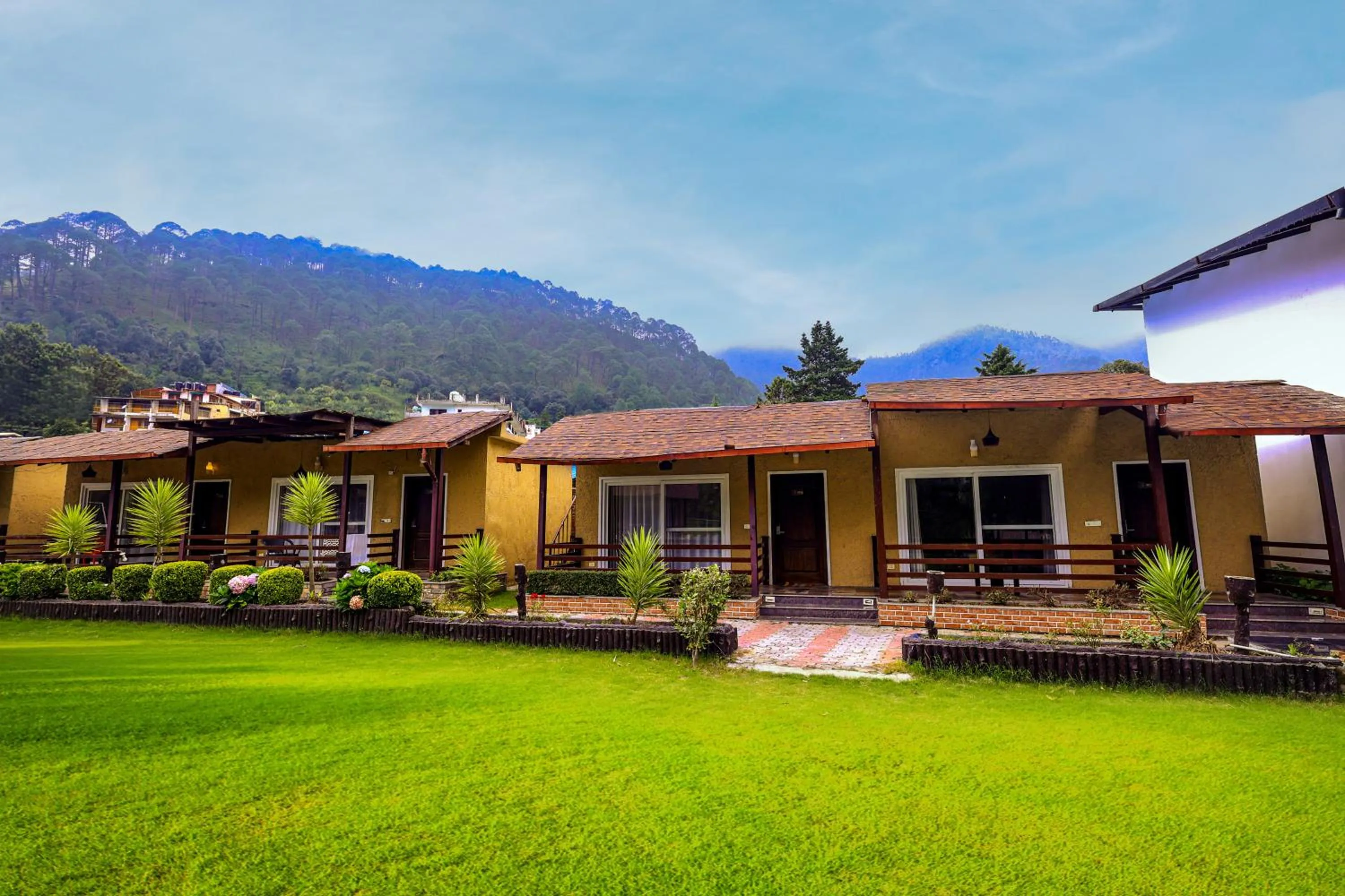 Property building in Foxoso Misty Oaks - Hotel & Resort