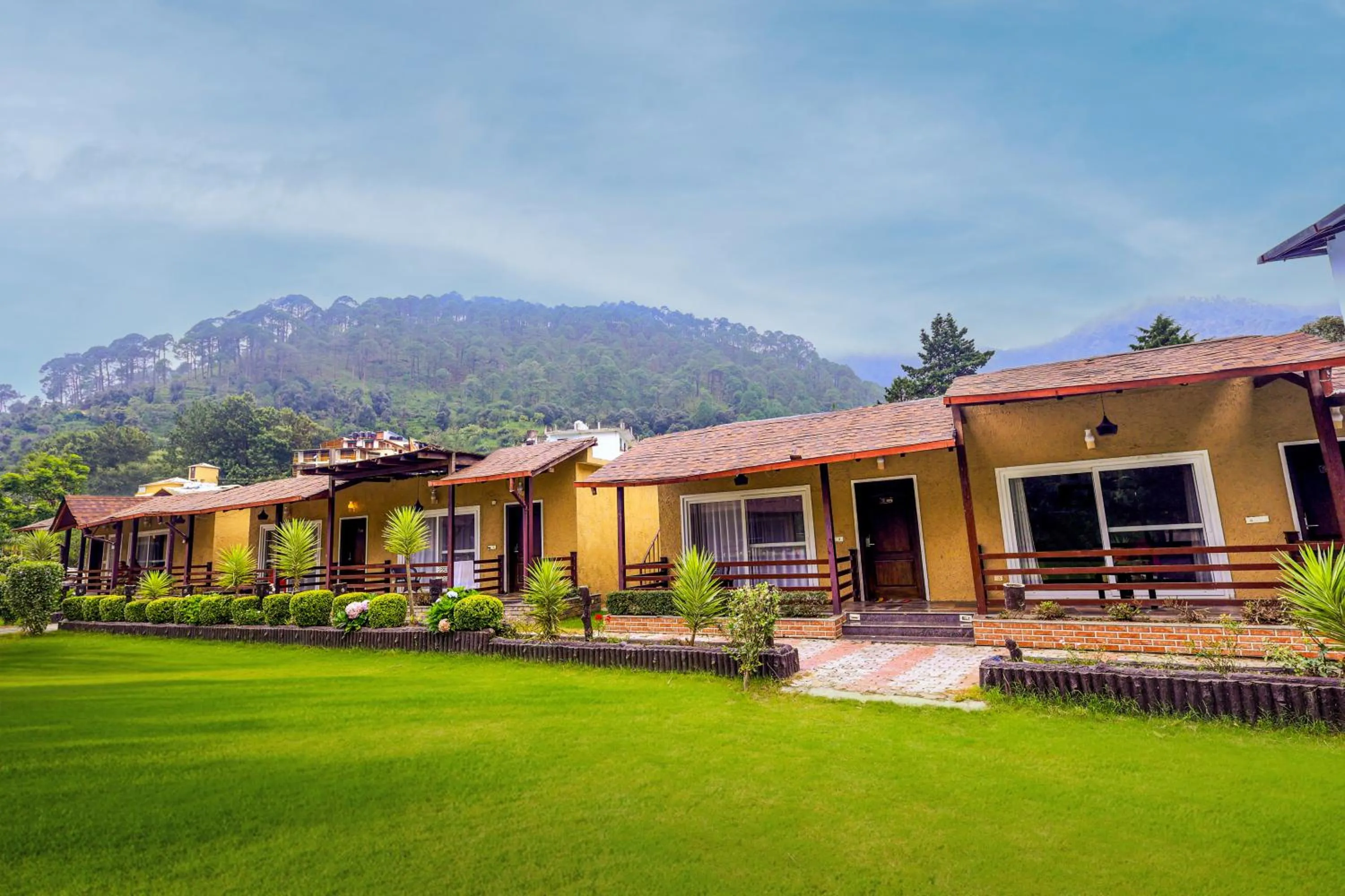 Property building in Foxoso Misty Oaks - Hotel & Resort