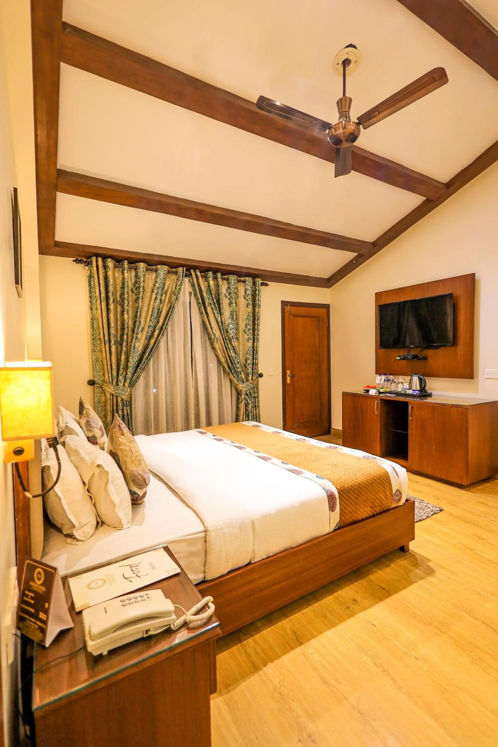Photo of the whole room, Bed in Foxoso Misty Oaks - Hotel & Resort