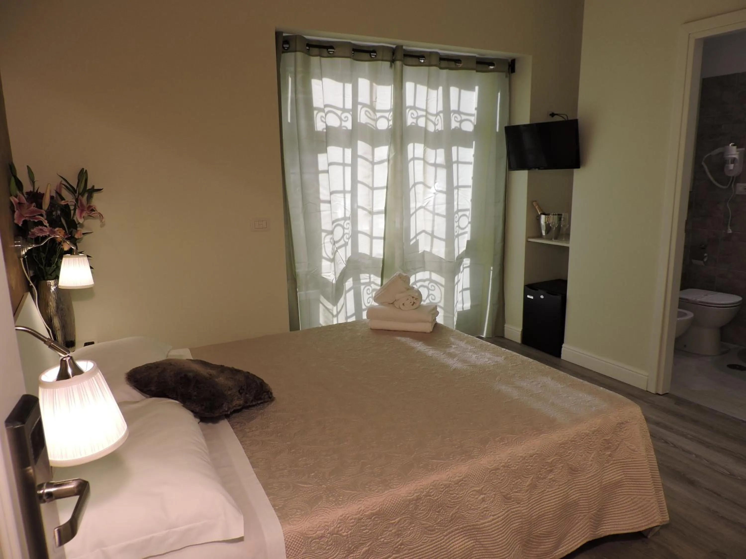 Photo of the whole room, Bed in Anfiteatro Suite