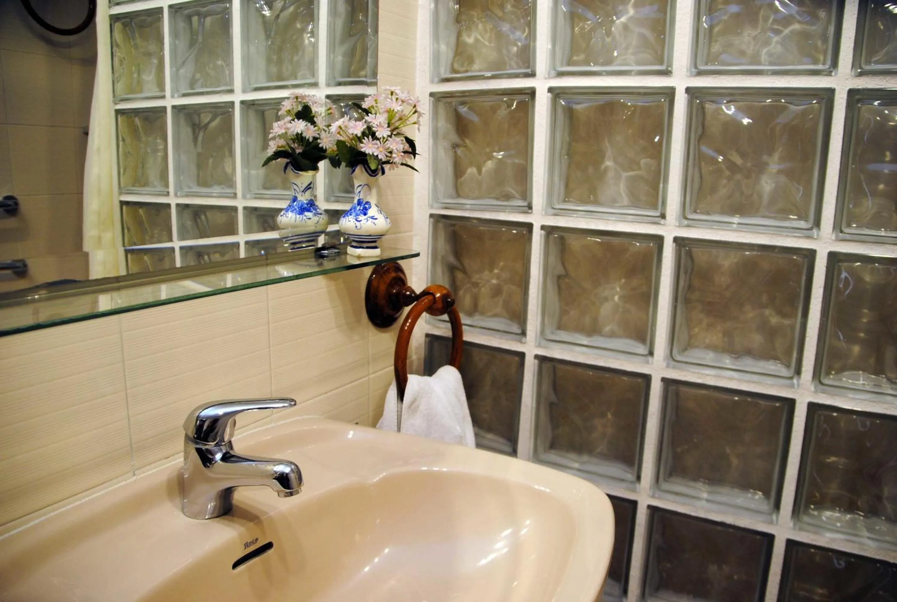 Bathroom in Valencia Centro WiFi