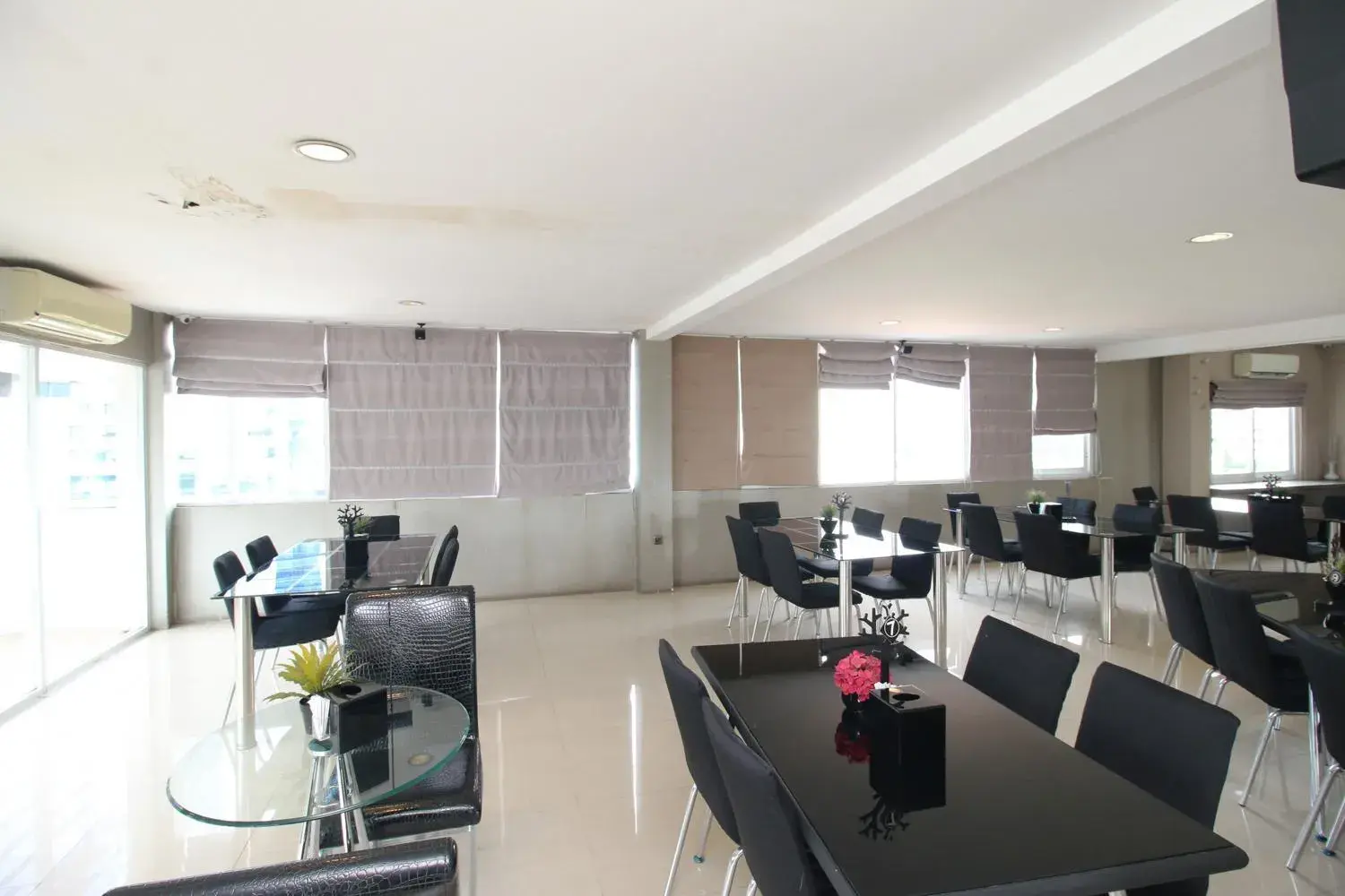 Restaurant/places to eat in Residence100 Restaurant/places to eat in Residence100