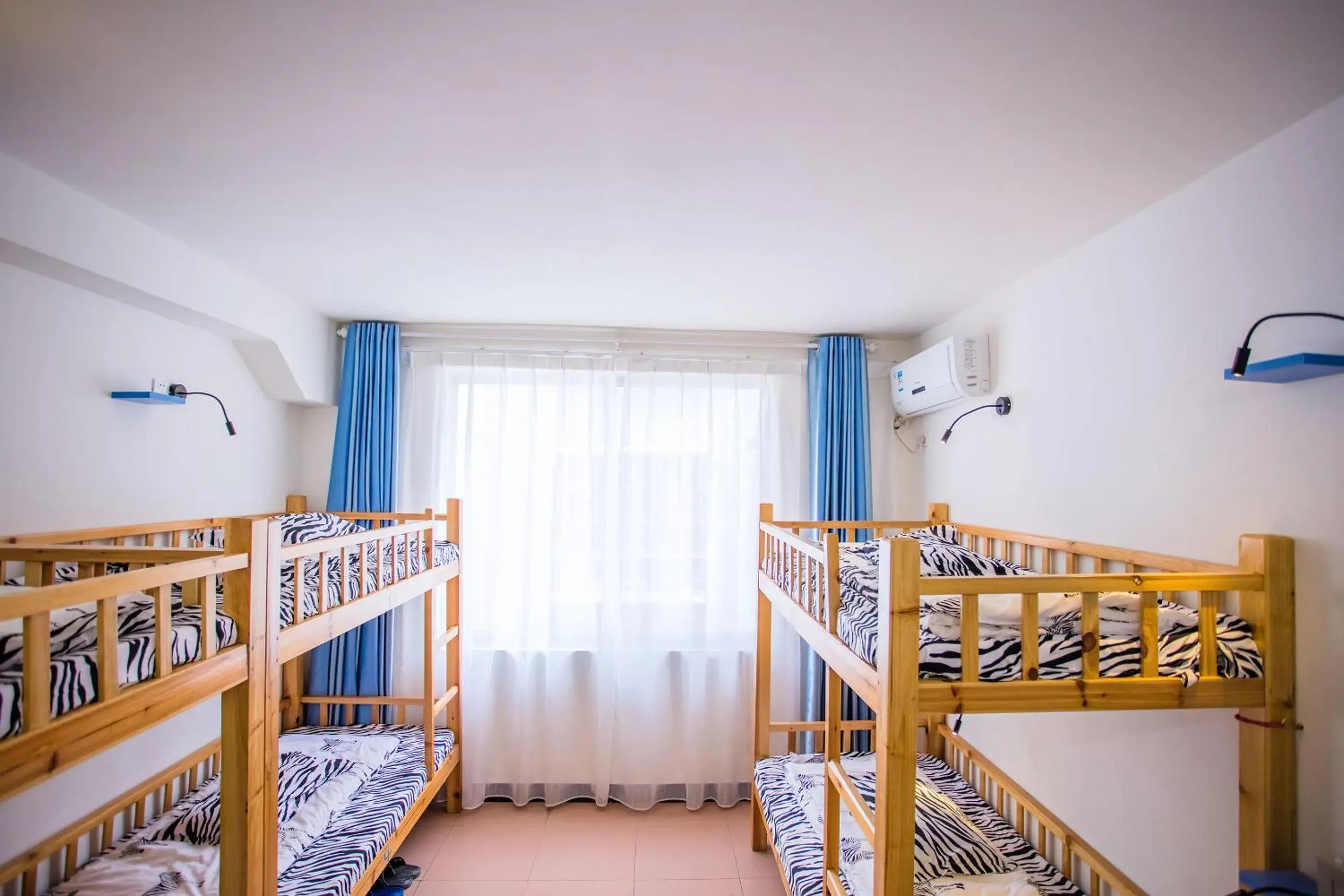 Bed in 6-Bed Female Dormitory Room in Murphy Youth Hostel Guilin桂林北站莫非青年旅舍 Bed in 6-Bed Female Dormitory Room in Murphy Youth Hostel Guilin桂林北站莫非青年旅舍