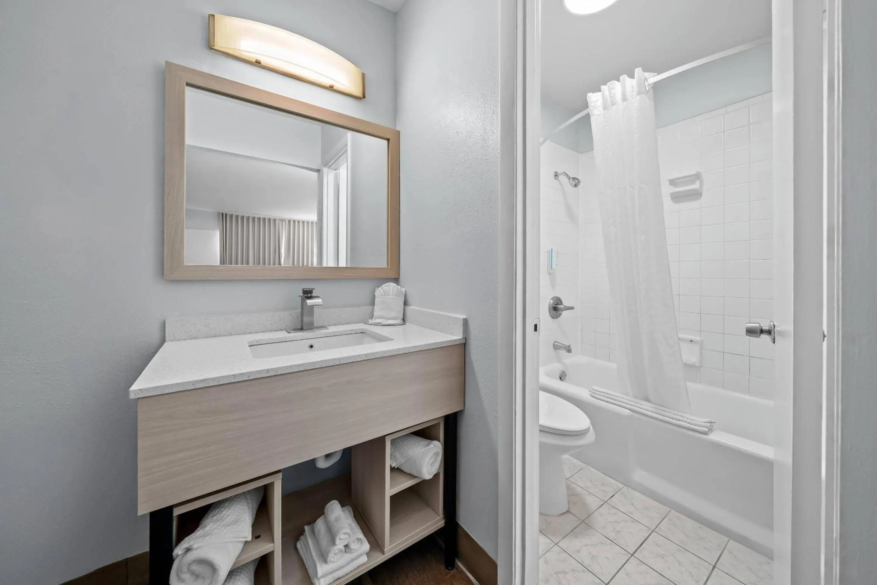Bedroom in Suburban Studios Daytona Beach - Speedway