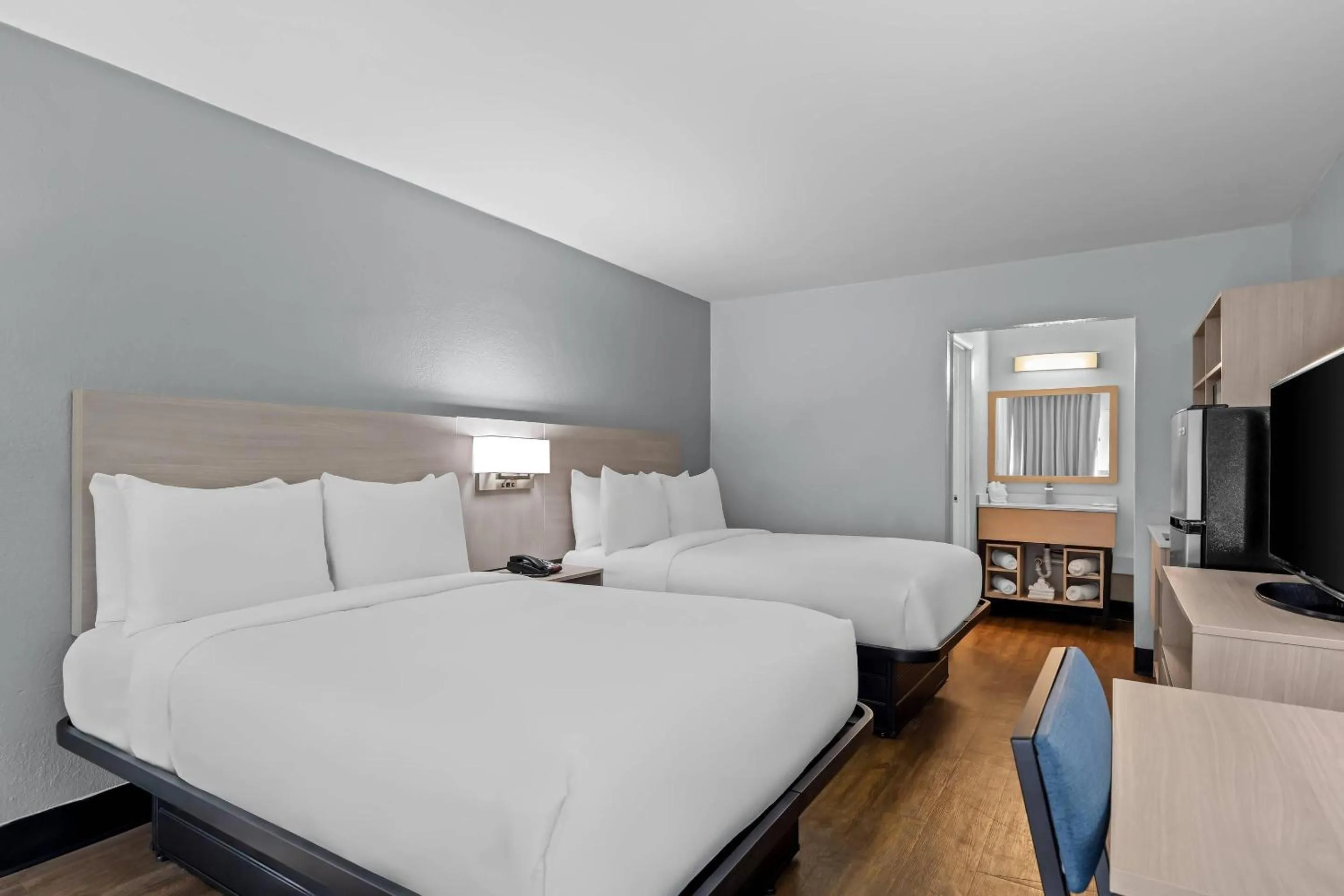 Bedroom, Bed in Suburban Studios Daytona Beach - Speedway