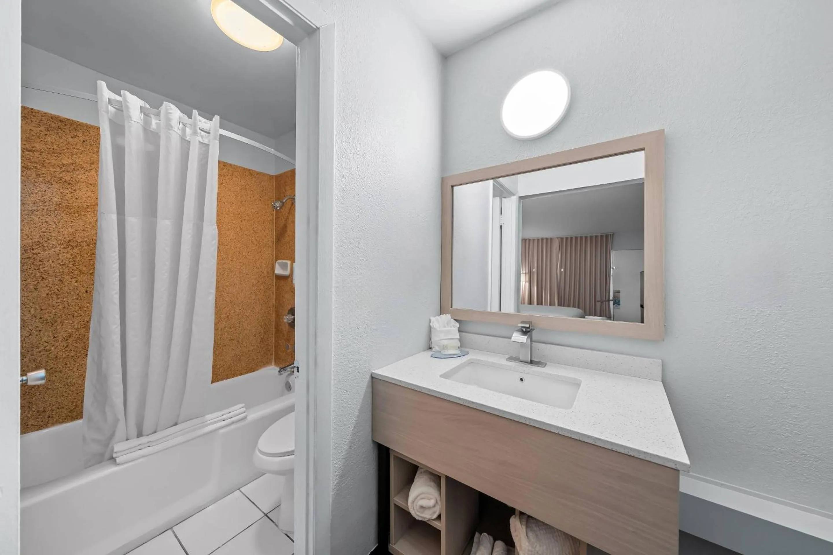 Bedroom in Suburban Studios Daytona Beach - Speedway
