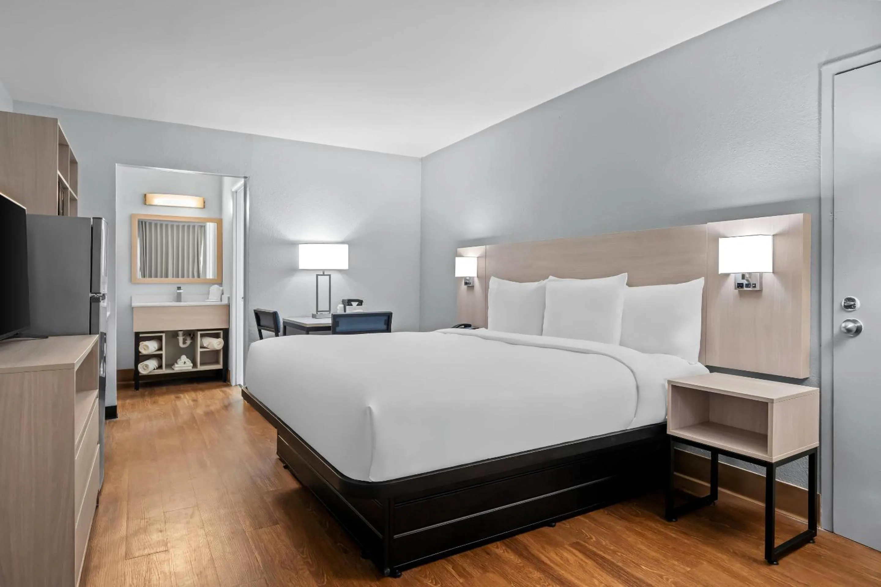 Bedroom, Bed in Suburban Studios Daytona Beach - Speedway
