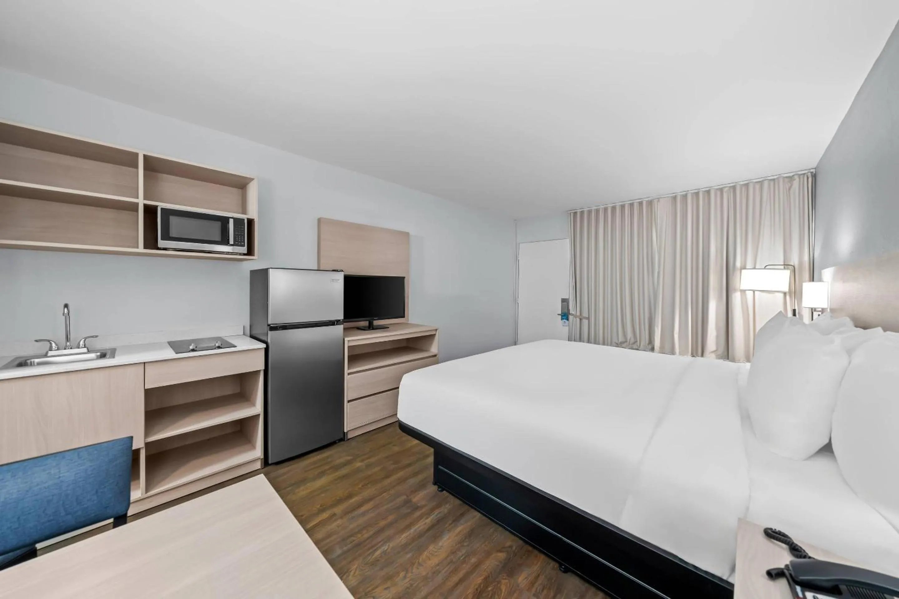 Bedroom, Bed in Suburban Studios Daytona Beach - Speedway