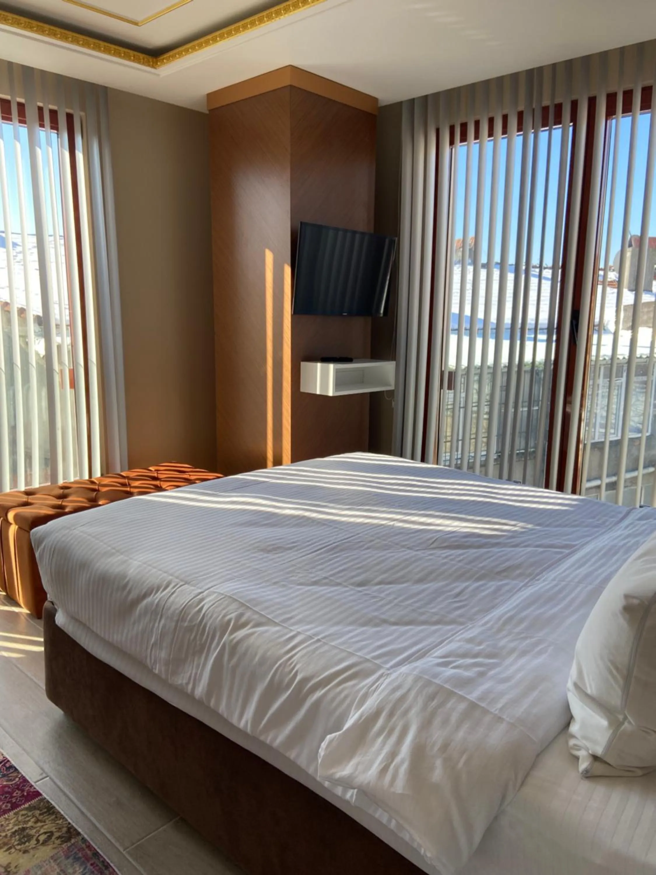 Communal lounge/ TV room, Bed in Istanbul Town Hotel