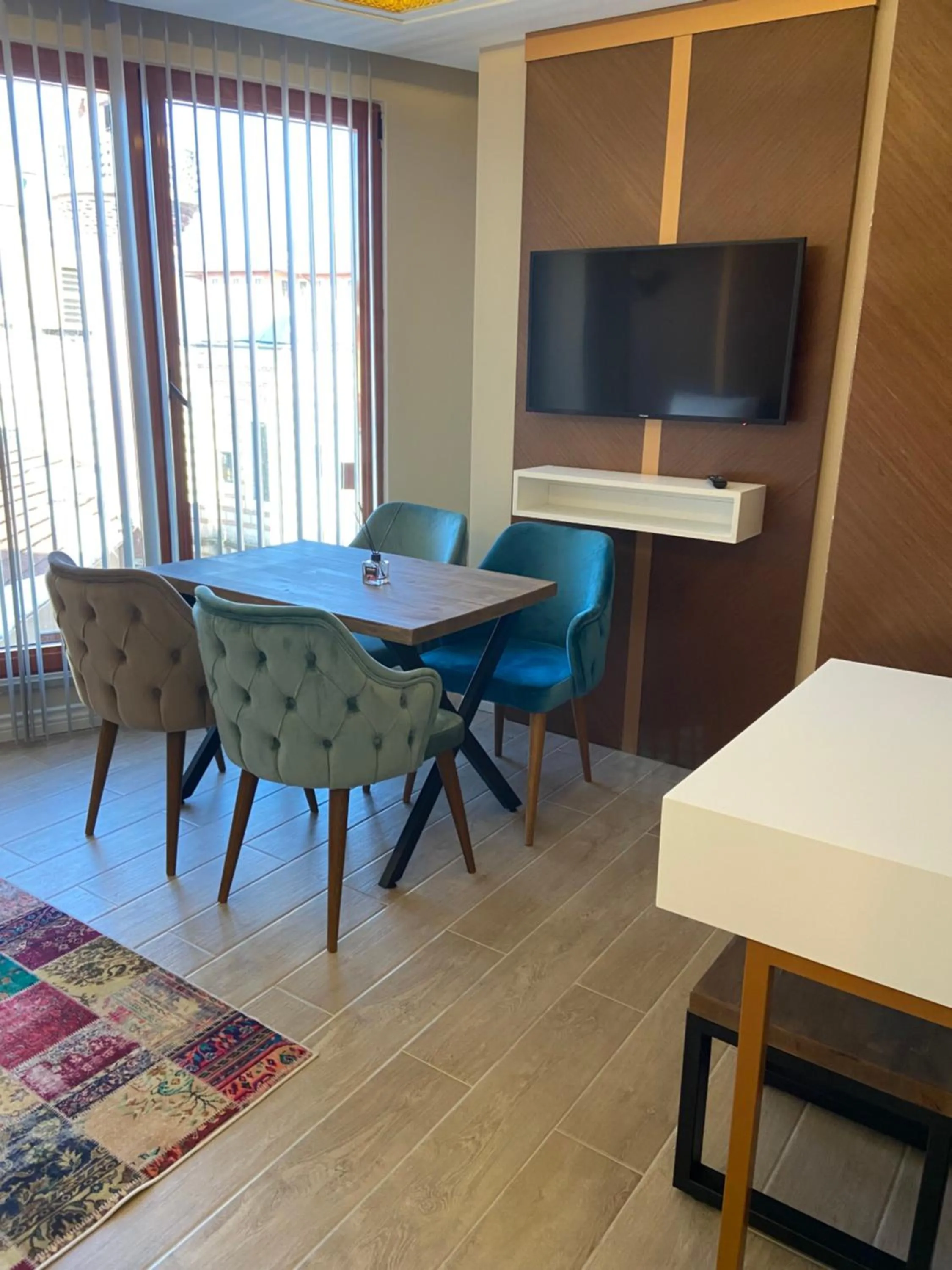 Communal lounge/ TV room in Istanbul Town Hotel