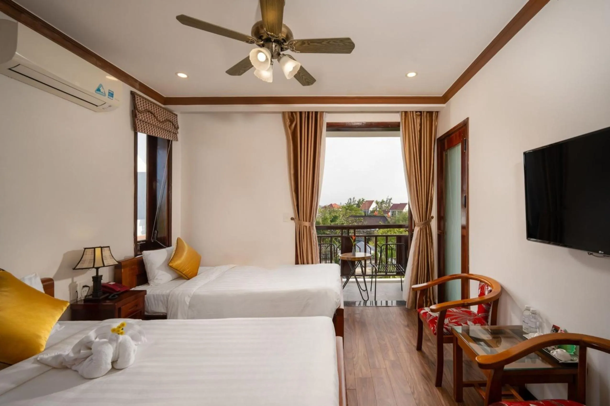 Communal lounge/ TV room, Bed in Ony Retreat Villas